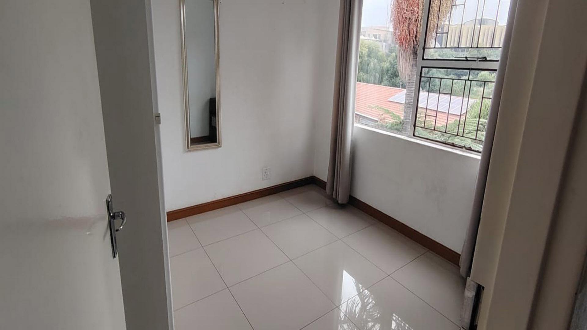 Bed Room 2 of property in Weltevreden Park