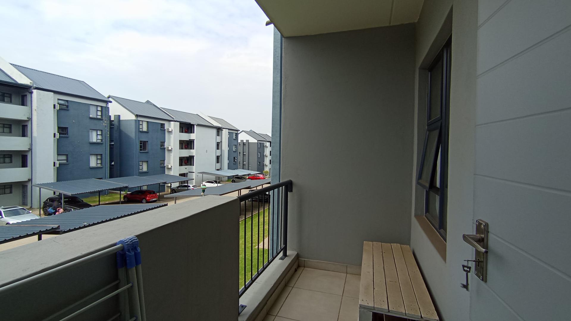 Balcony - 5 square meters of property in Glen Austin AH (Midrand)