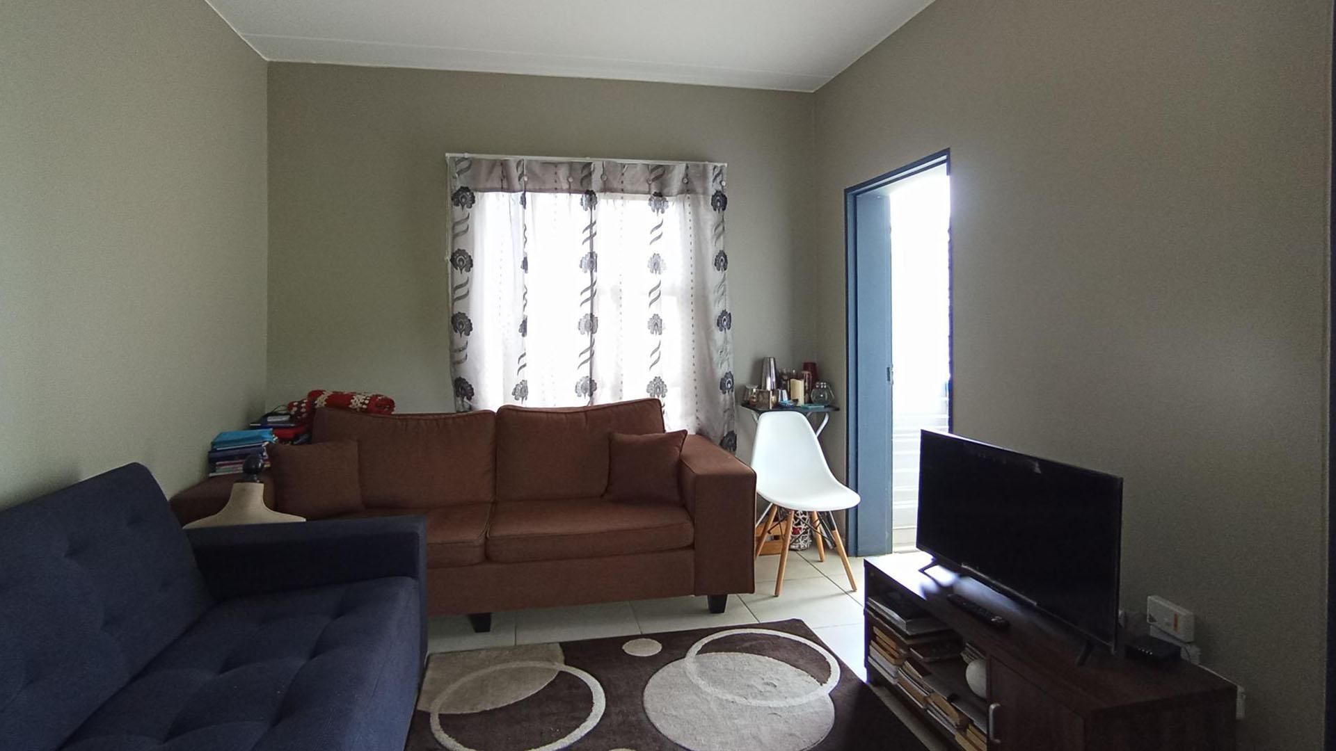 Lounges - 14 square meters of property in Glen Austin AH (Midrand)