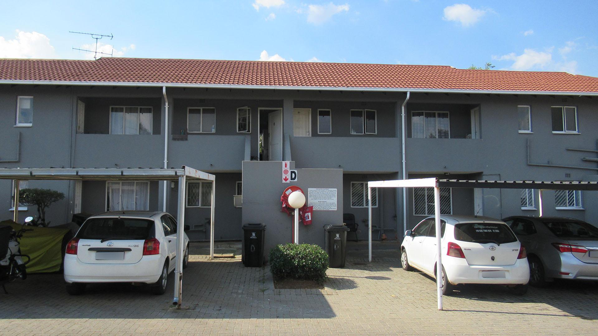 Front View of property in Glen Marais