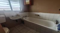 Bathroom 1 - 4 square meters of property in Glen Marais