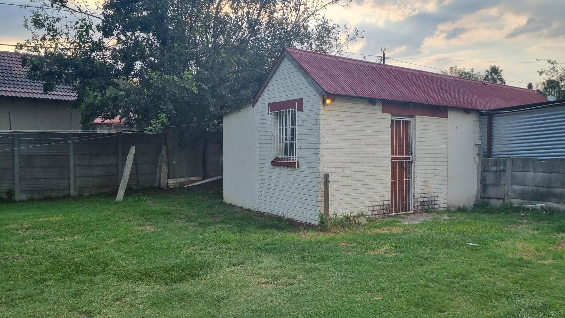 Front View of property in Modder East