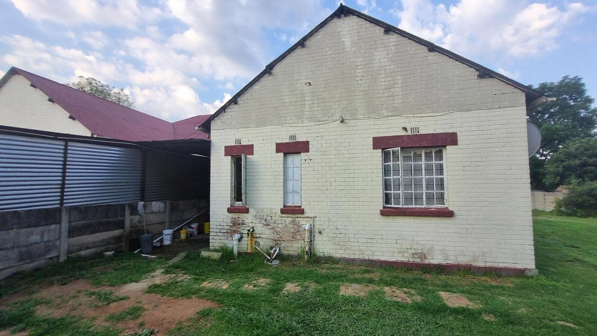 Front View of property in Modder East