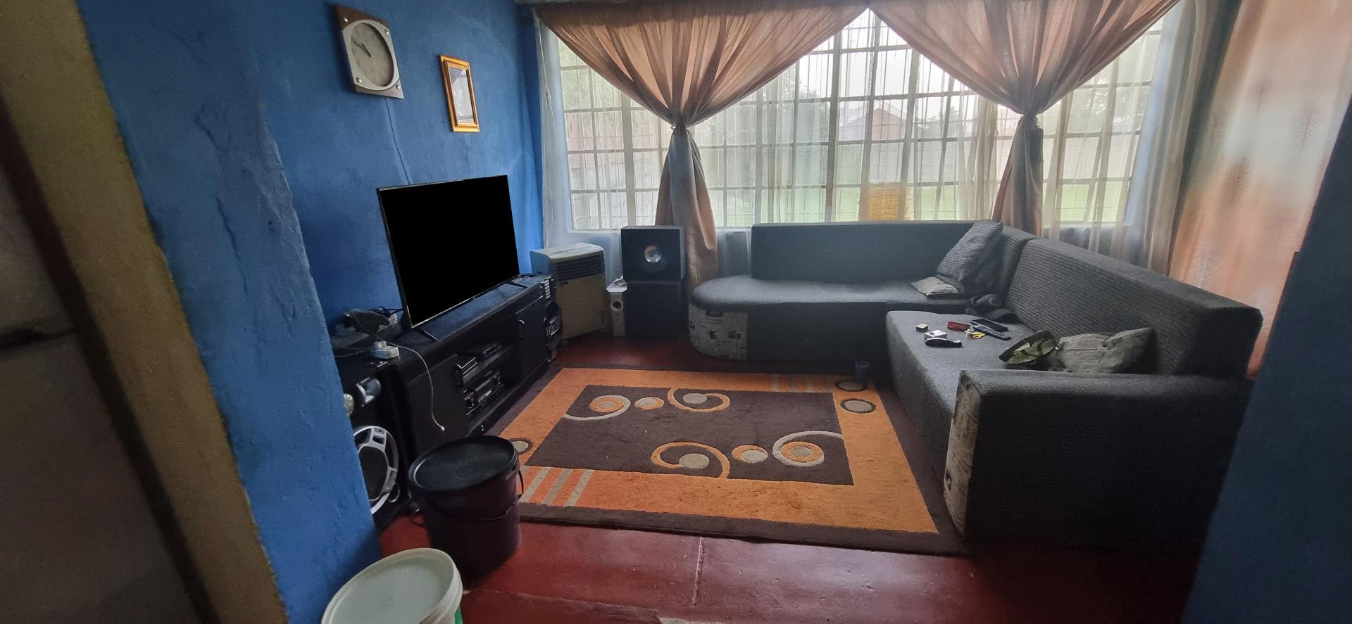 Lounges of property in Modder East