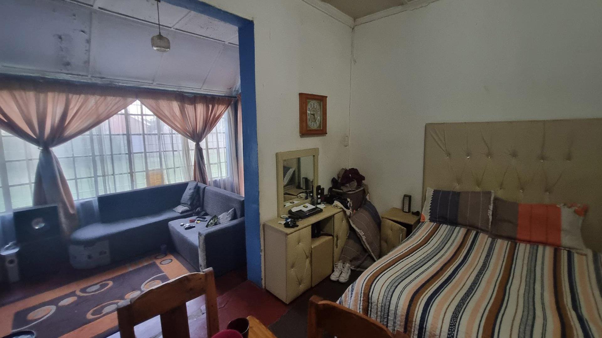 Bed Room 1 of property in Modder East