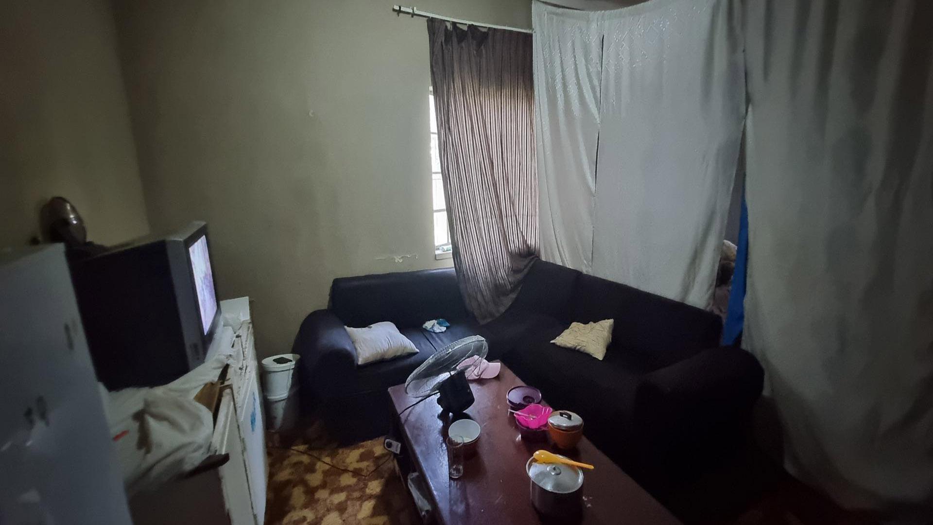 Lounges of property in Modder East