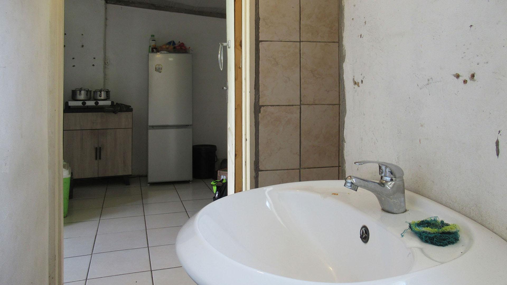 Bathroom 3+ - 4 square meters of property in Modder East