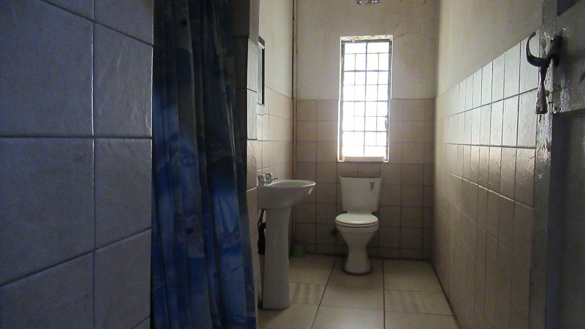 Bathroom 1 - 7 square meters of property in Modder East
