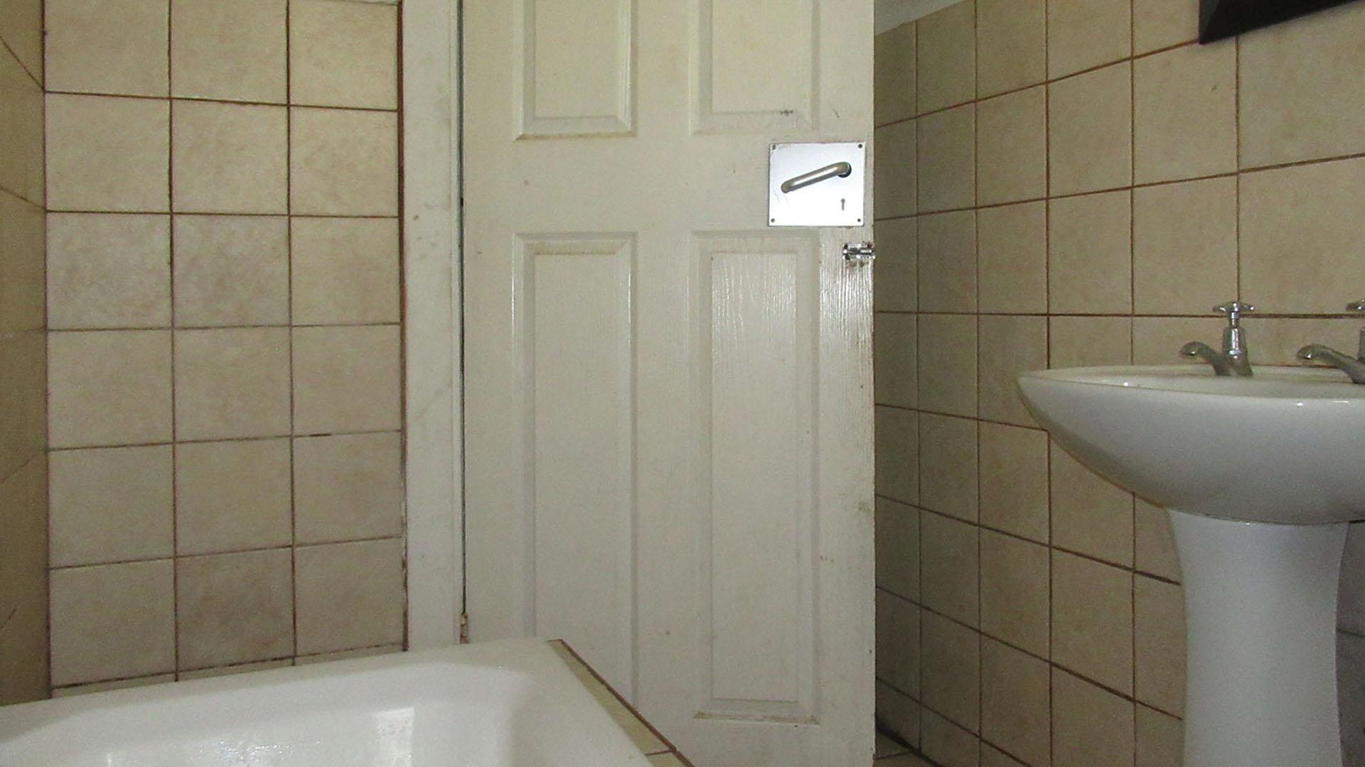 Bathroom 2 - 6 square meters of property in Modder East