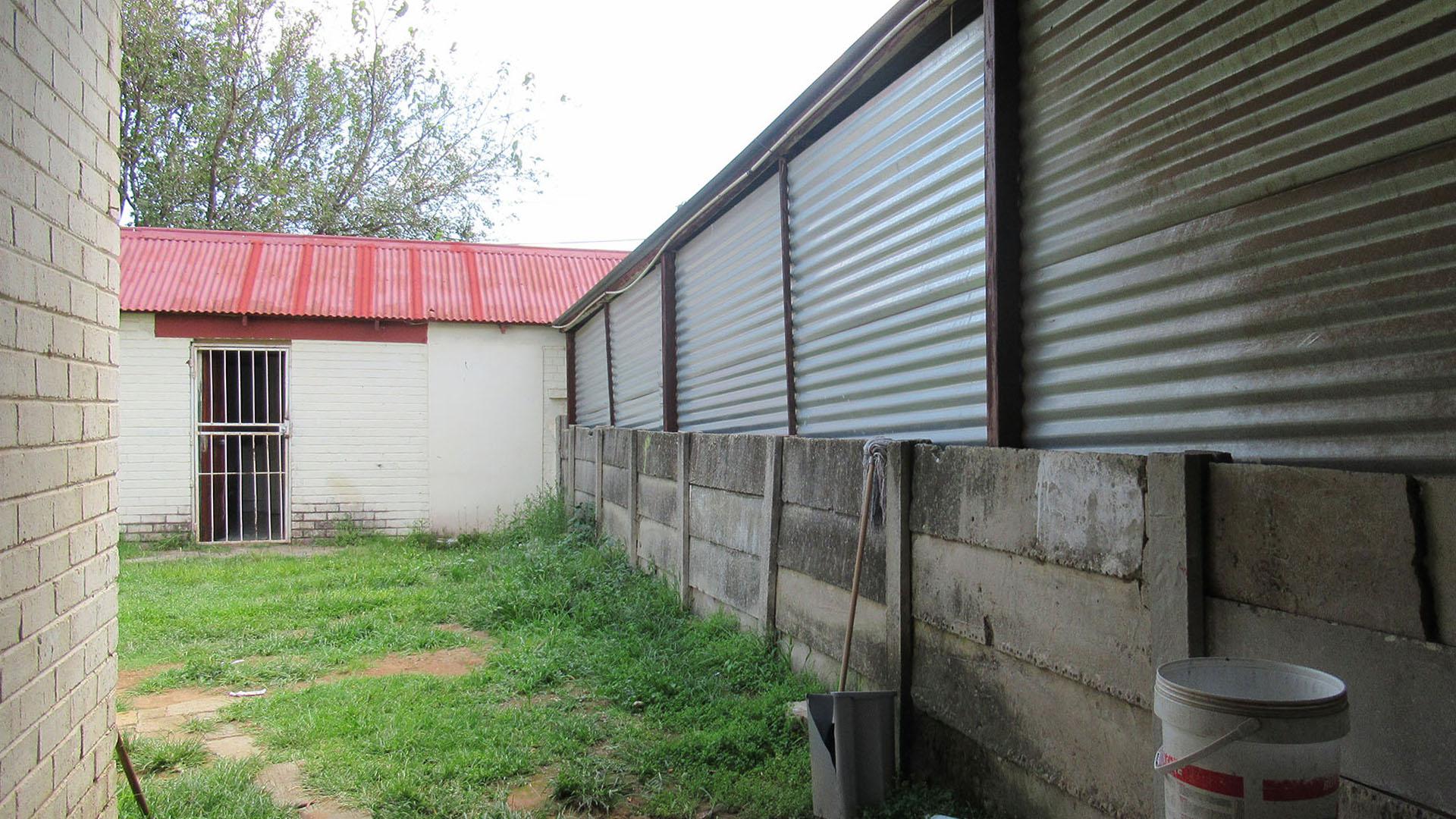 Patio - 12 square meters of property in Modder East