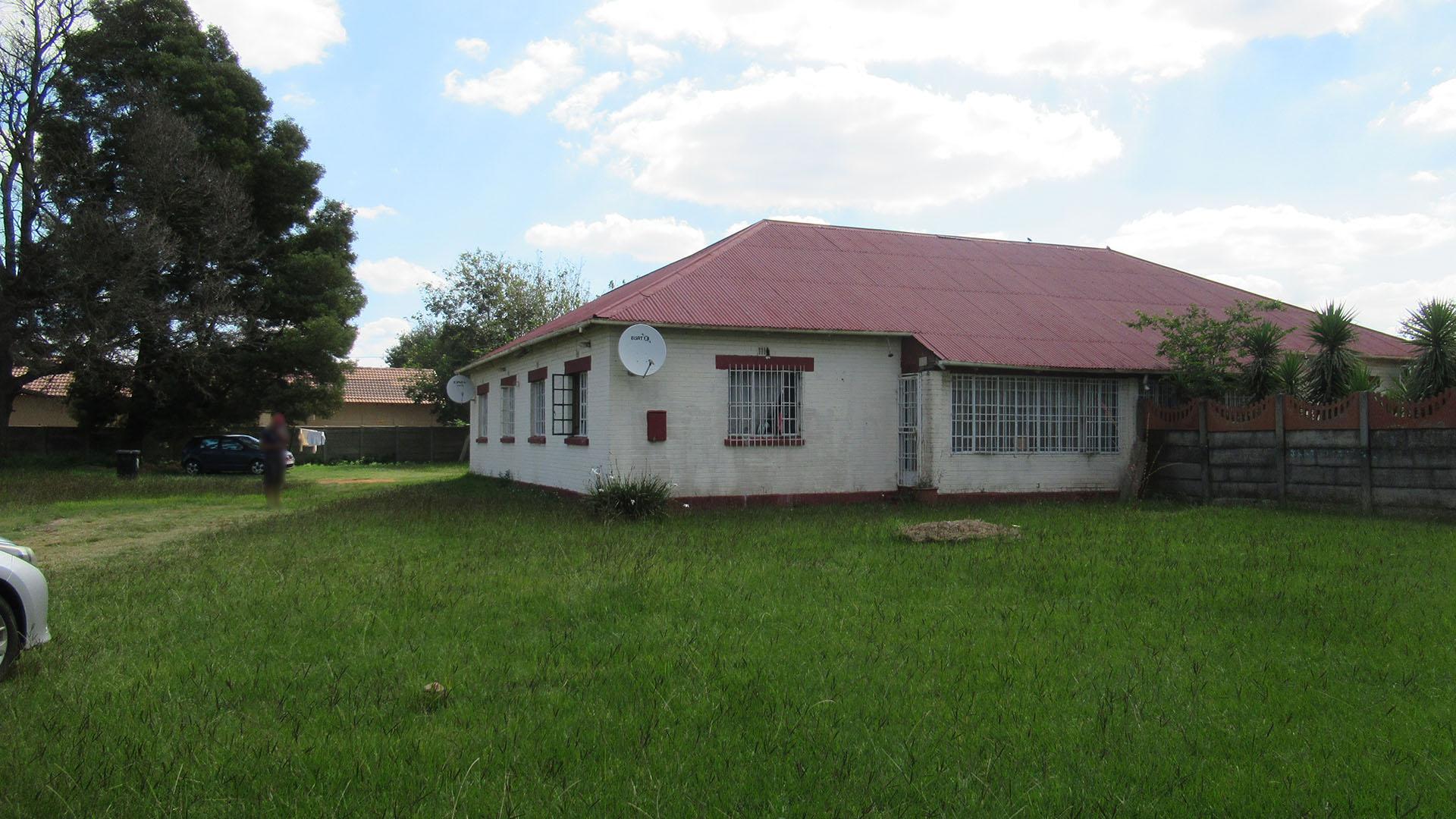 Front View of property in Modder East