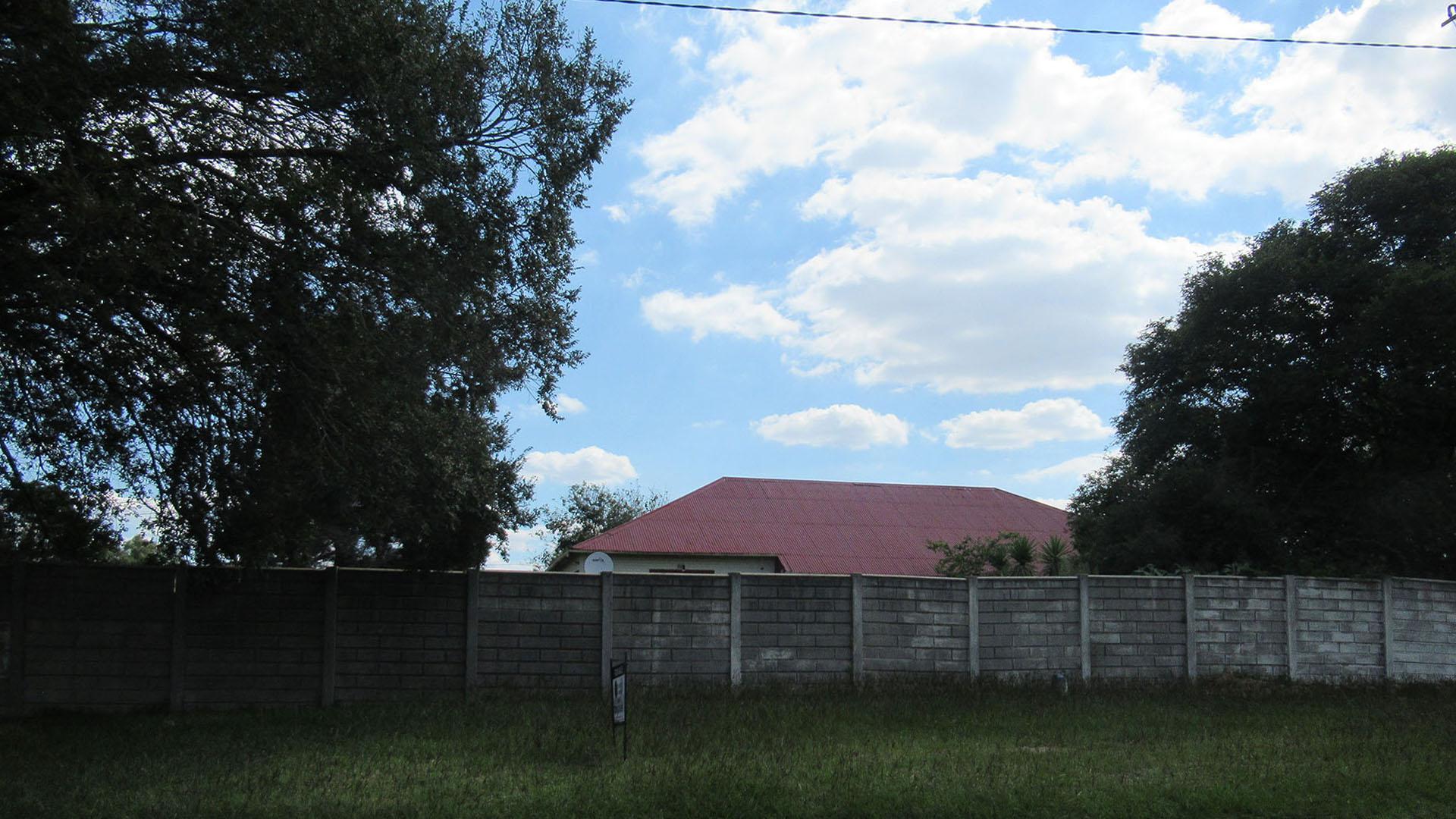 Front View of property in Modder East