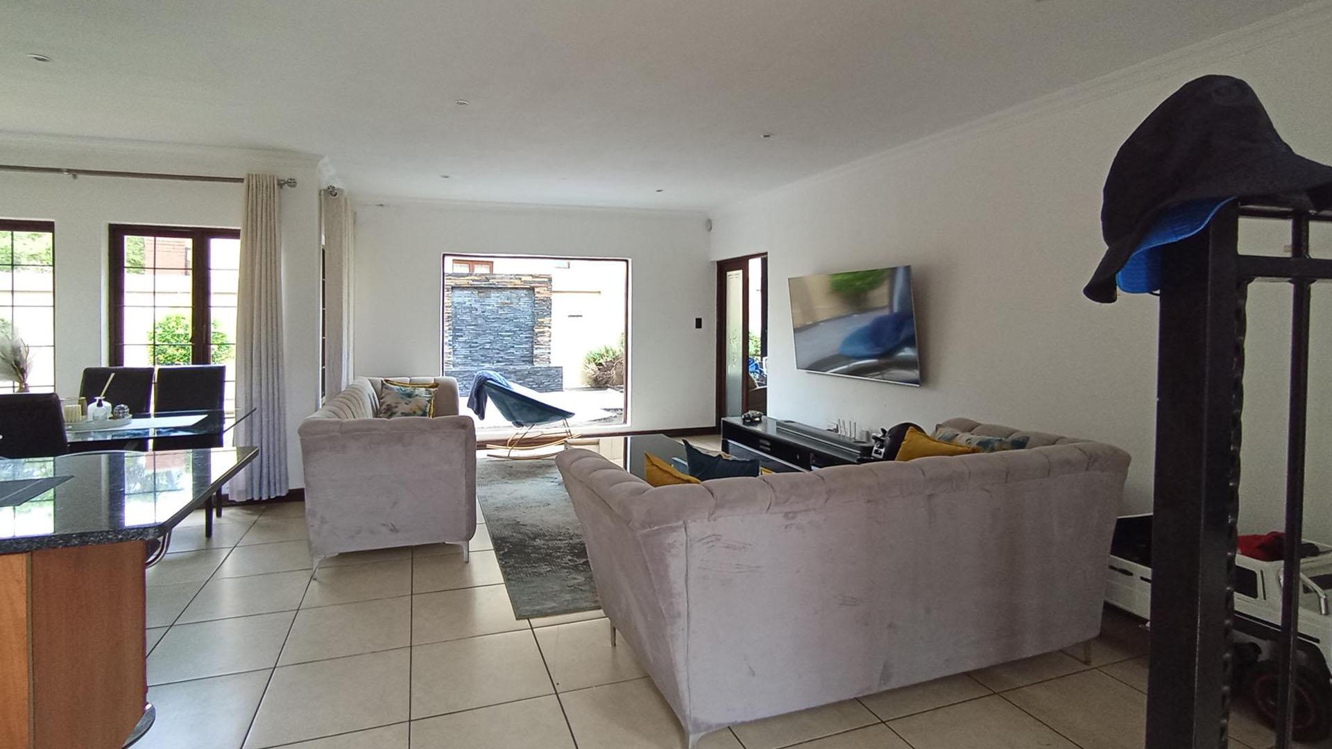 Lounges - 26 square meters of property in Celtisdal