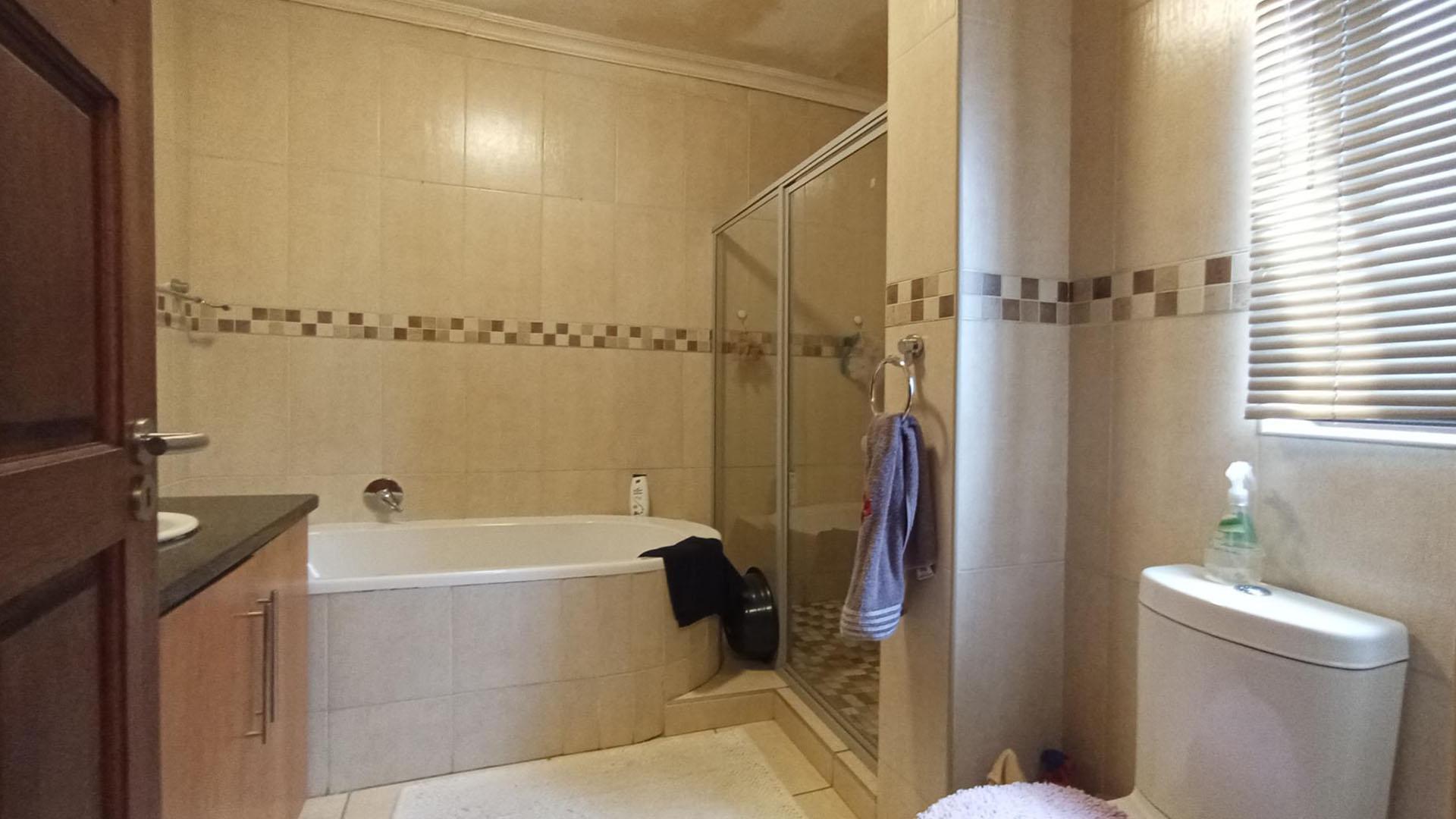 Main Bathroom - 8 square meters of property in Celtisdal