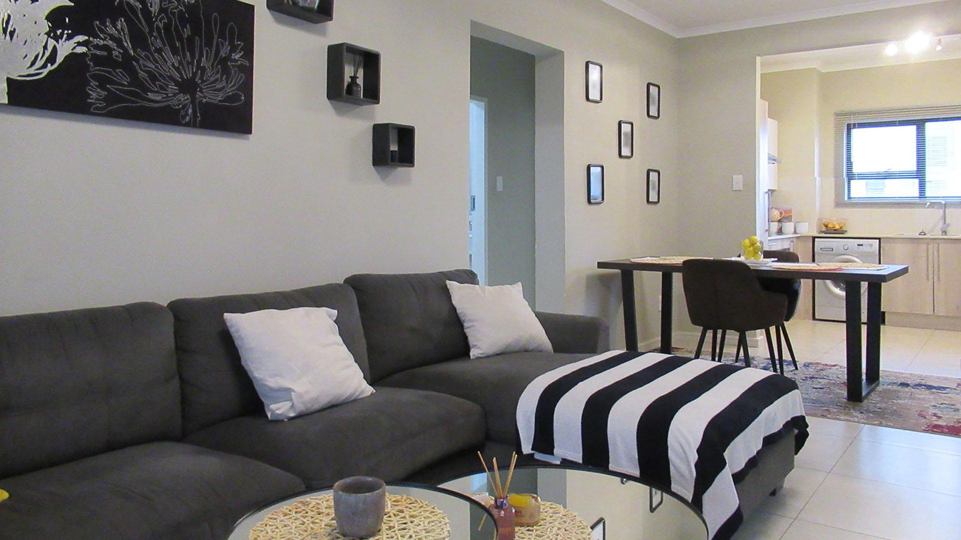 Lounges - 20 square meters of property in Noordhang