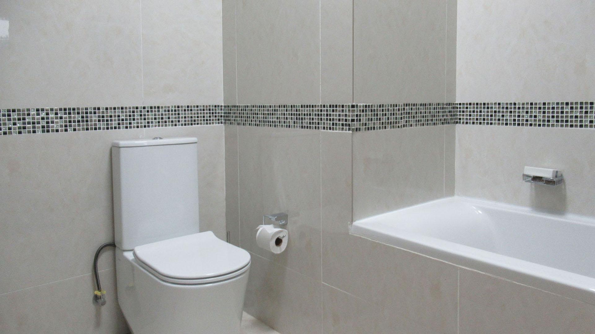 Main Bathroom - 8 square meters of property in Noordhang