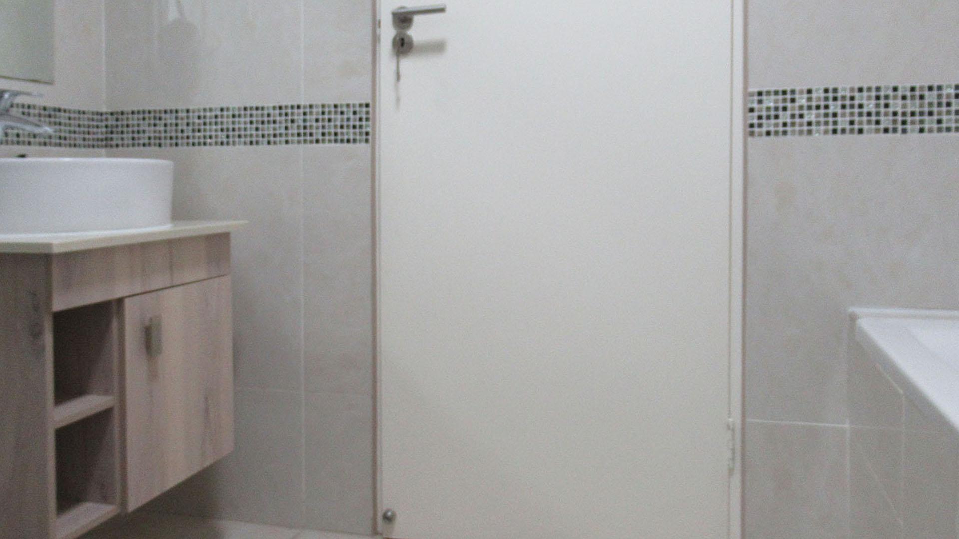 Bathroom 1 - 6 square meters of property in Noordhang