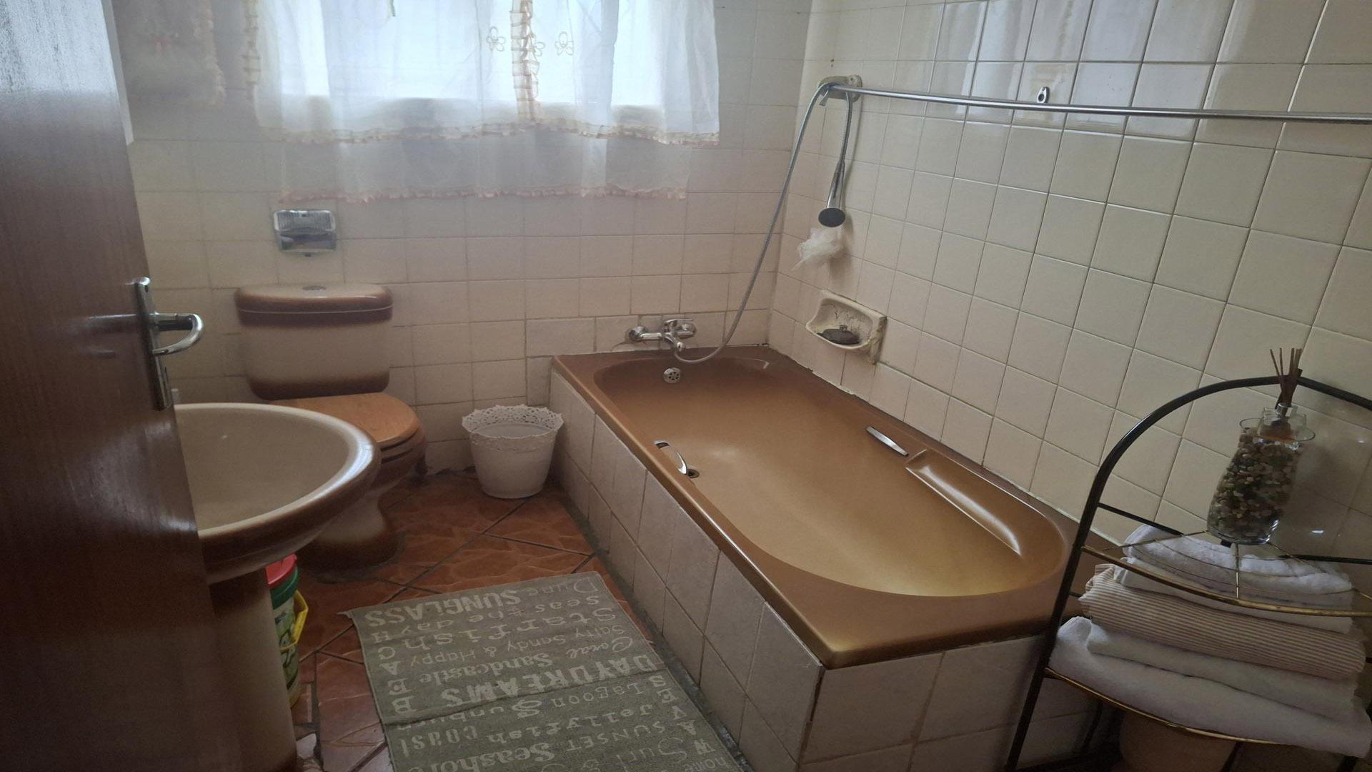 Bathroom 2 of property in Tembisa