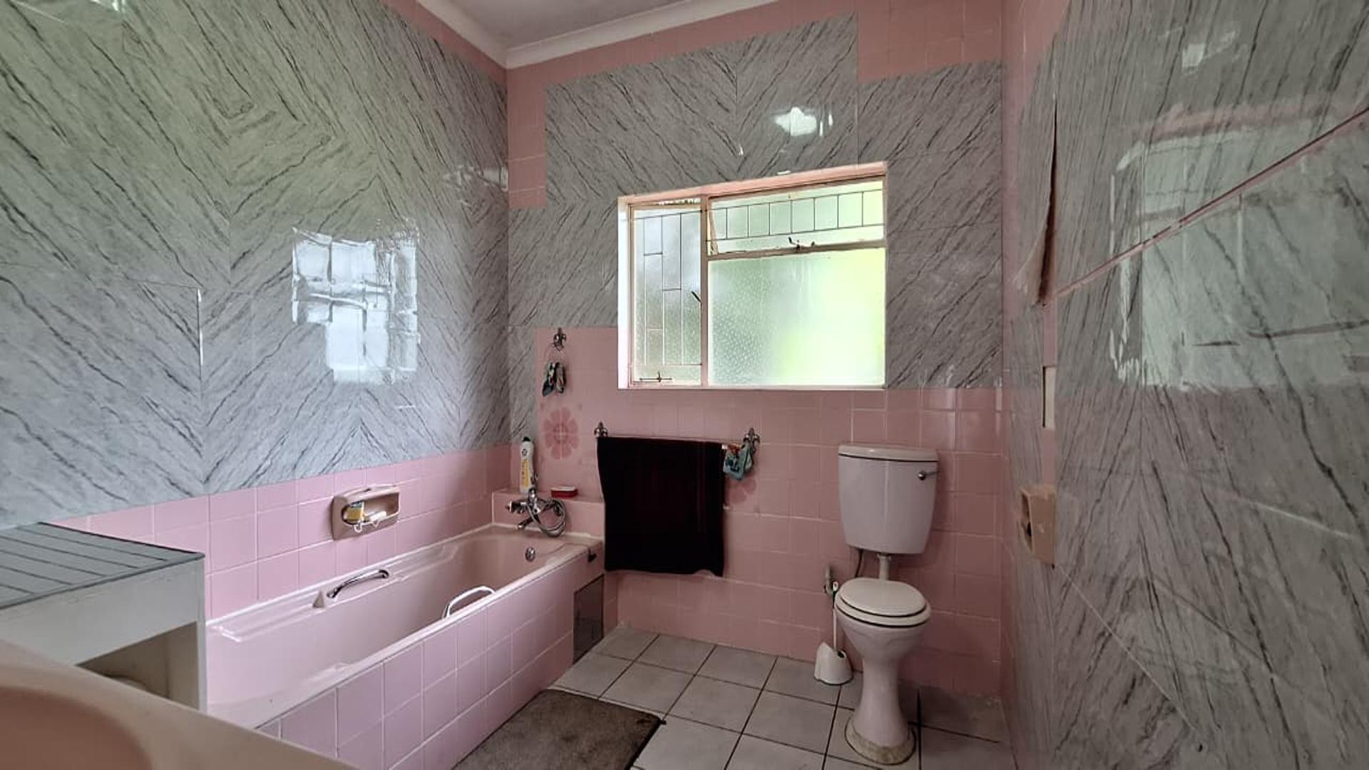 Main Bathroom - 16 square meters of property in Rynfield