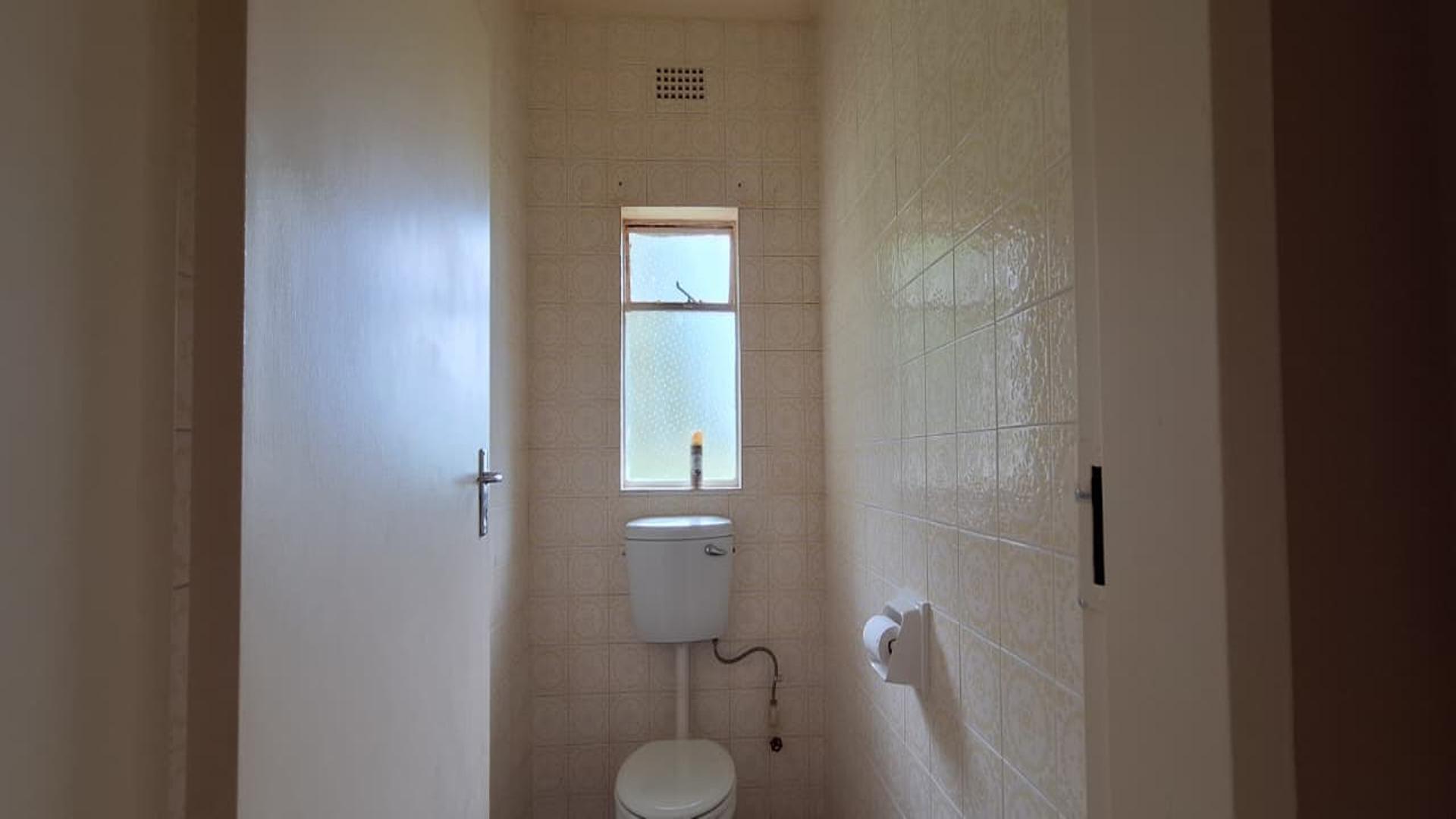 Bathroom 2 - 4 square meters of property in Rynfield