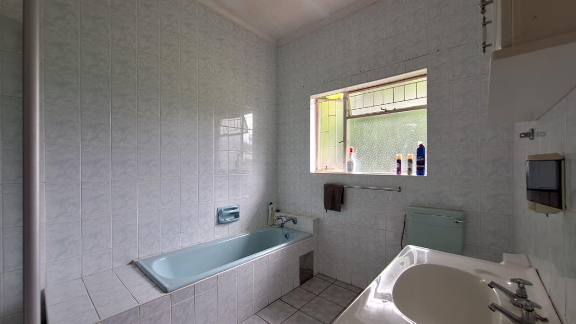 Bathroom 1 - 17 square meters of property in Rynfield