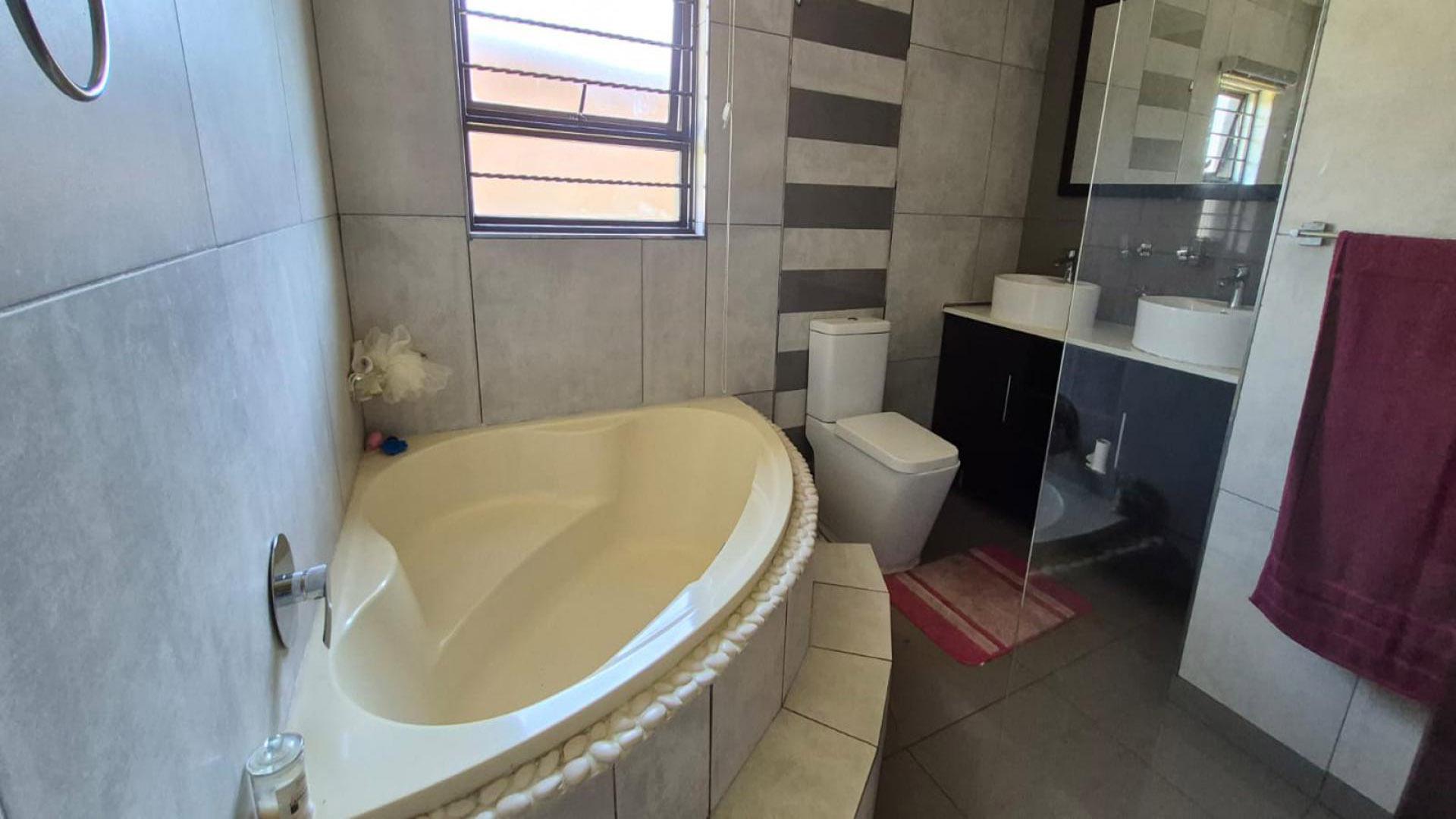 Bathroom 1 - 10 square meters of property in Comet