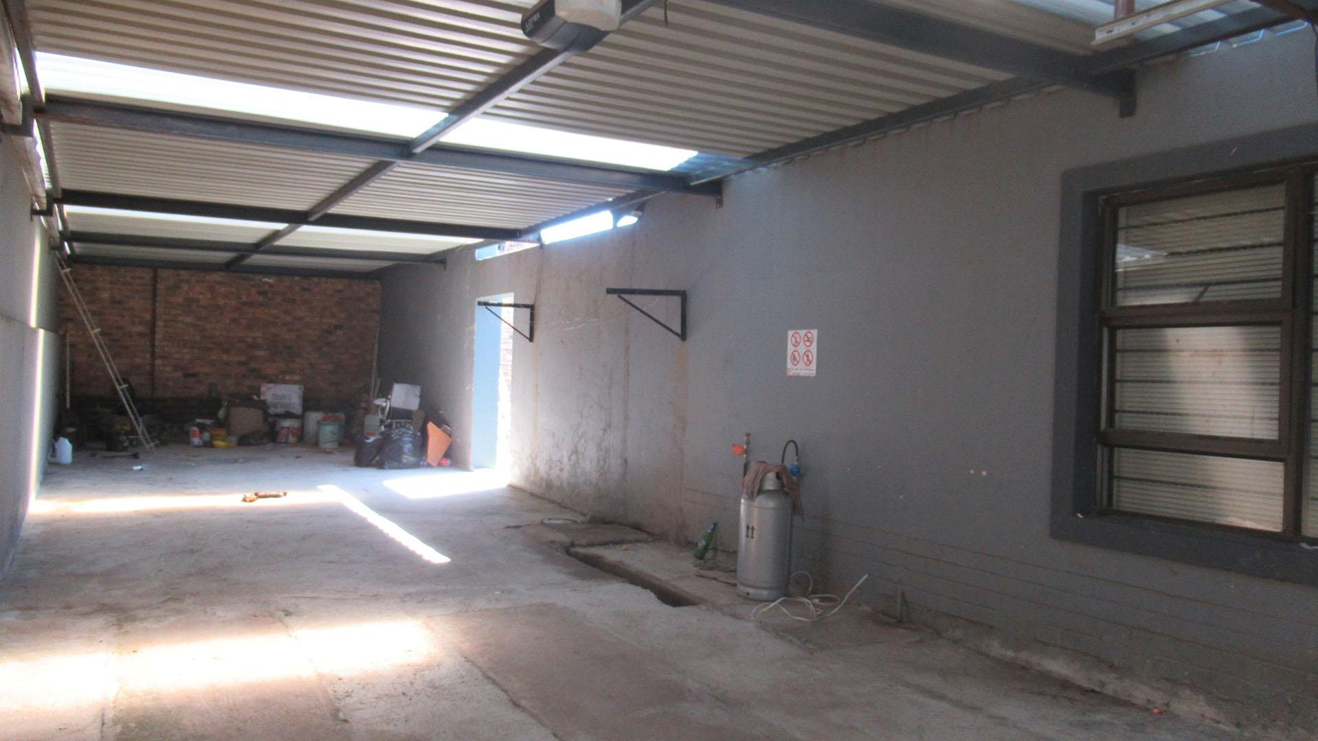 Garage - 87 square meters of property in Comet