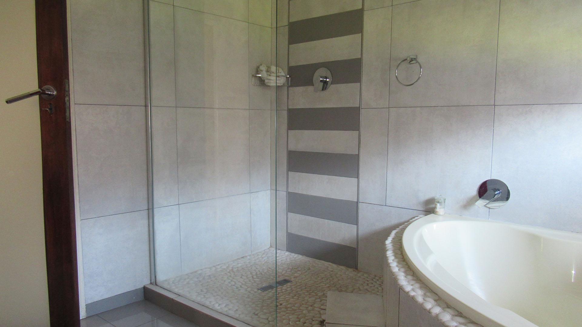 Bathroom 1 - 10 square meters of property in Comet