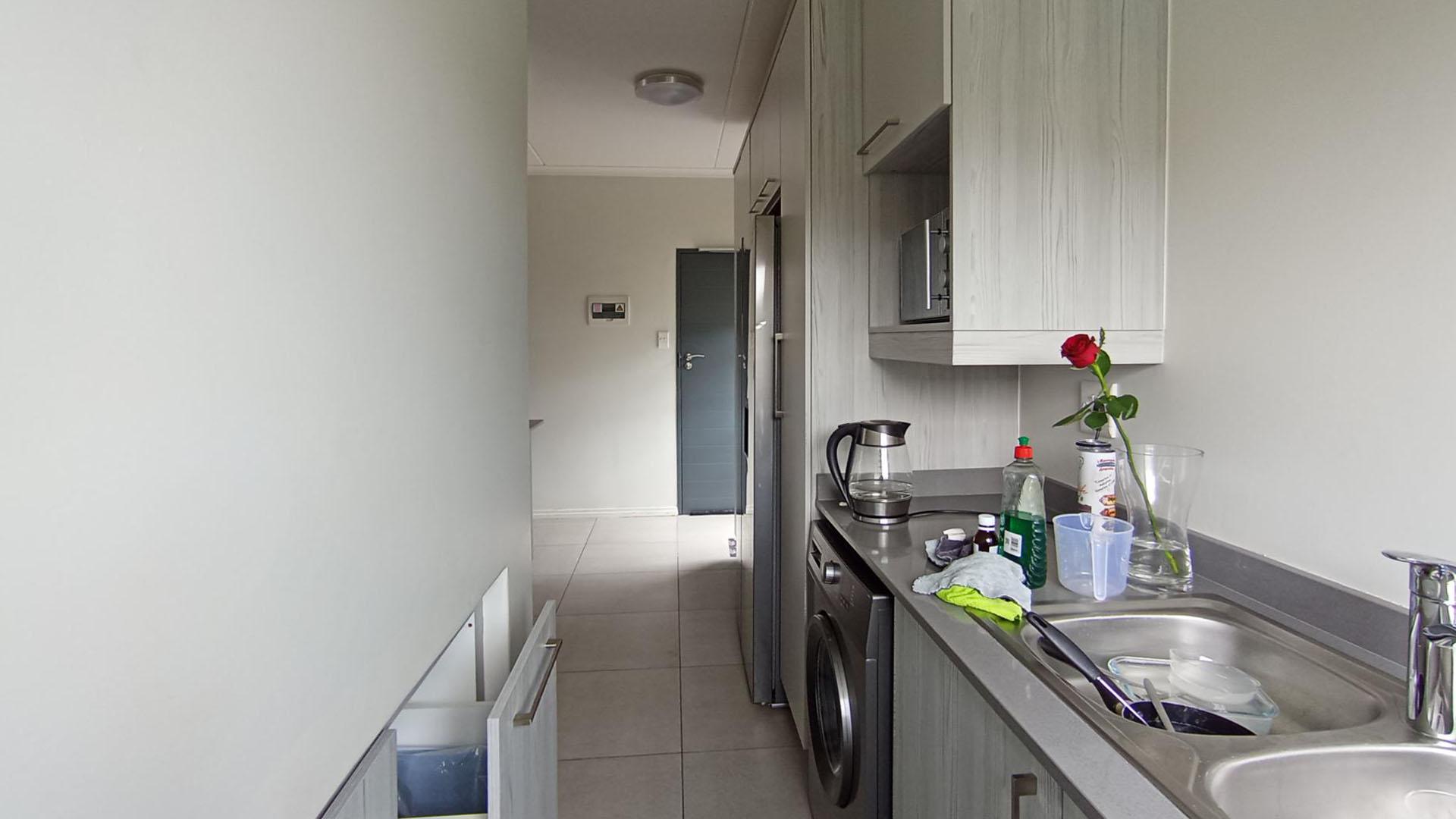 Kitchen - 24 square meters of property in Erand Gardens