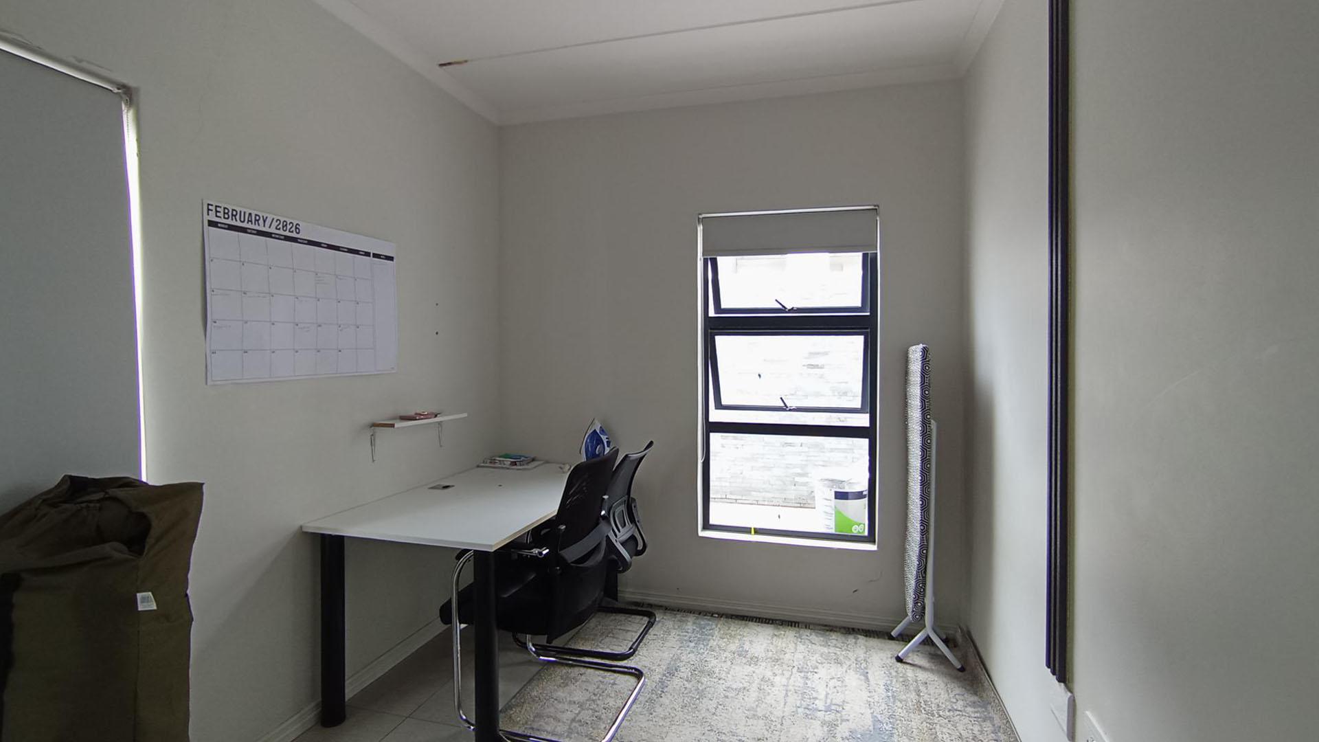 Bed Room 1 - 10 square meters of property in Erand Gardens