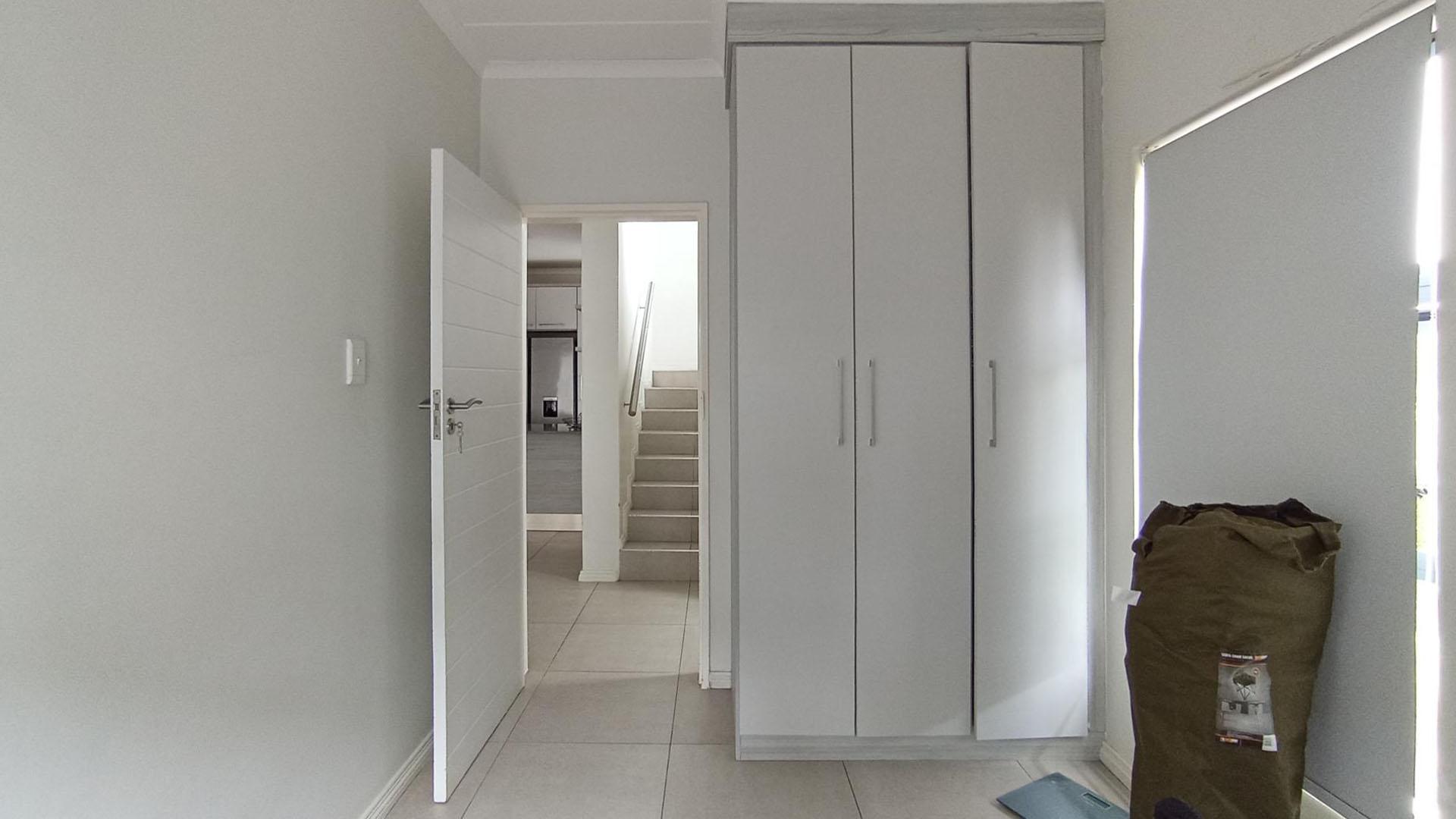 Bed Room 1 - 10 square meters of property in Erand Gardens