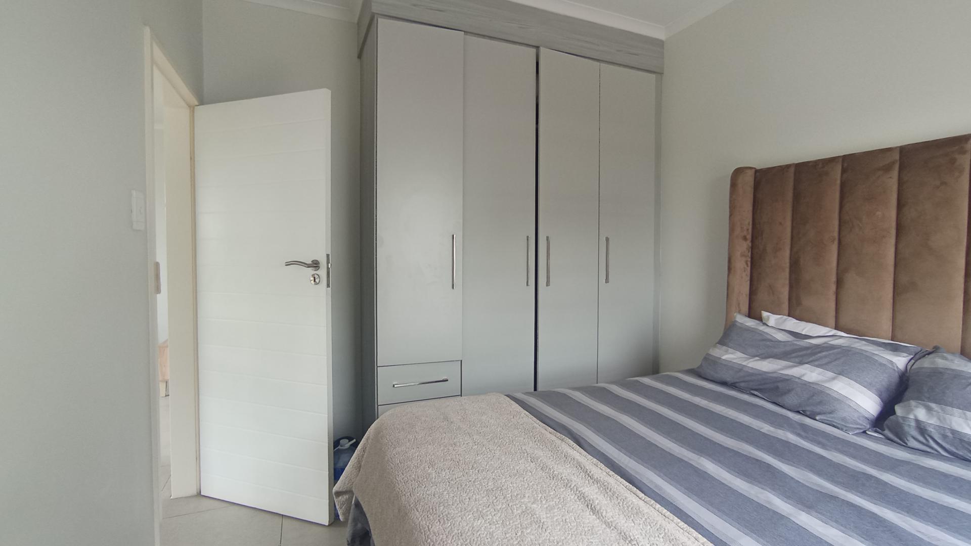 Bed Room 2 - 11 square meters of property in Erand Gardens