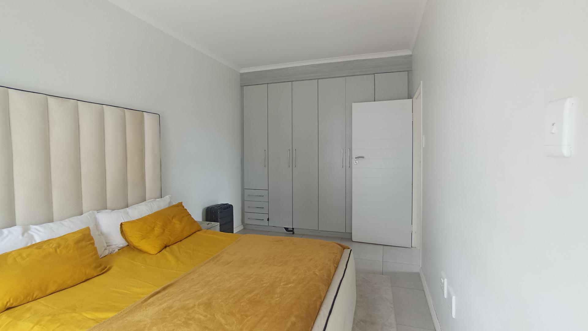 Main Bedroom - 16 square meters of property in Erand Gardens