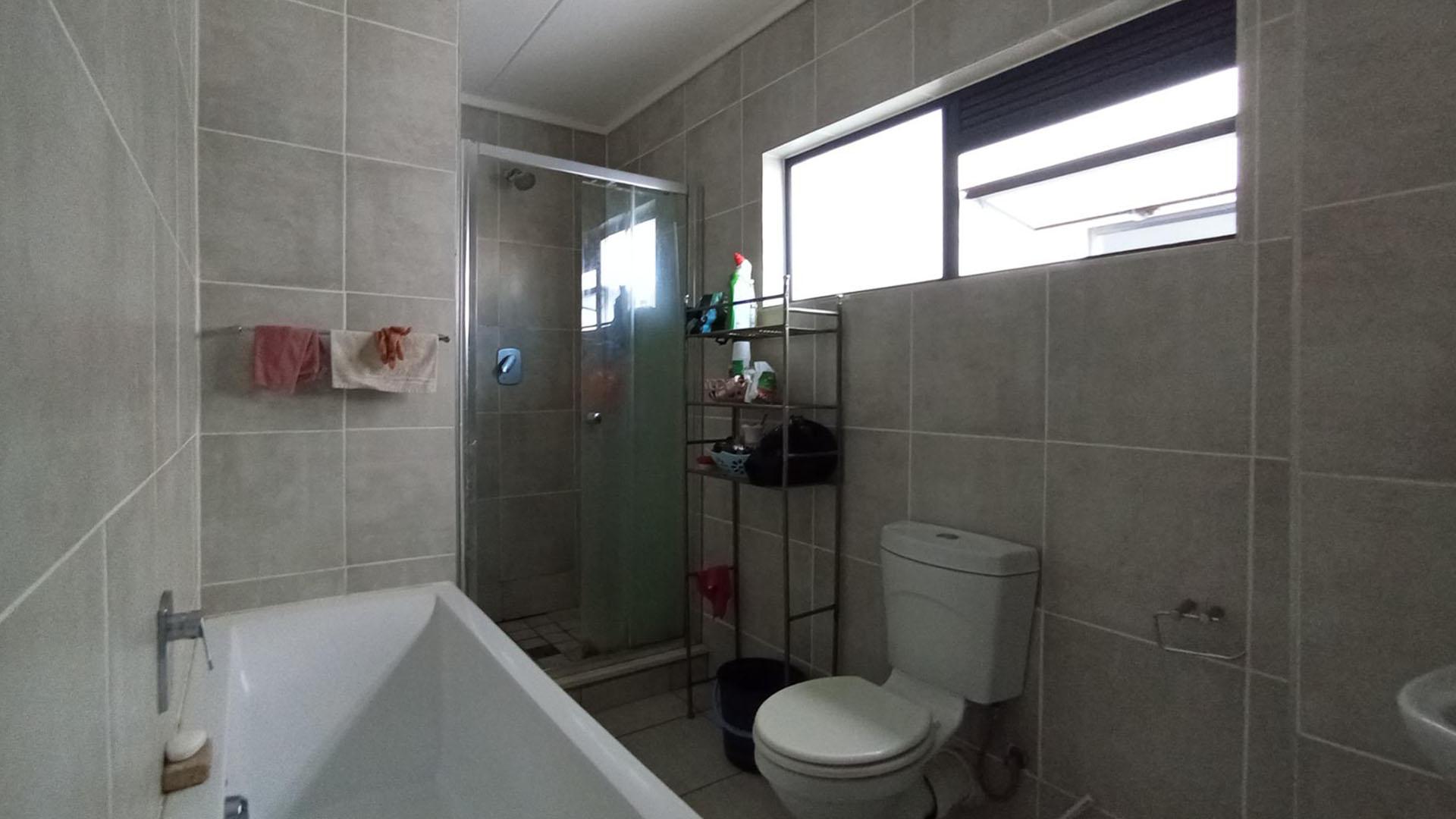 Bathroom 1 - 6 square meters of property in Zwartkoppies