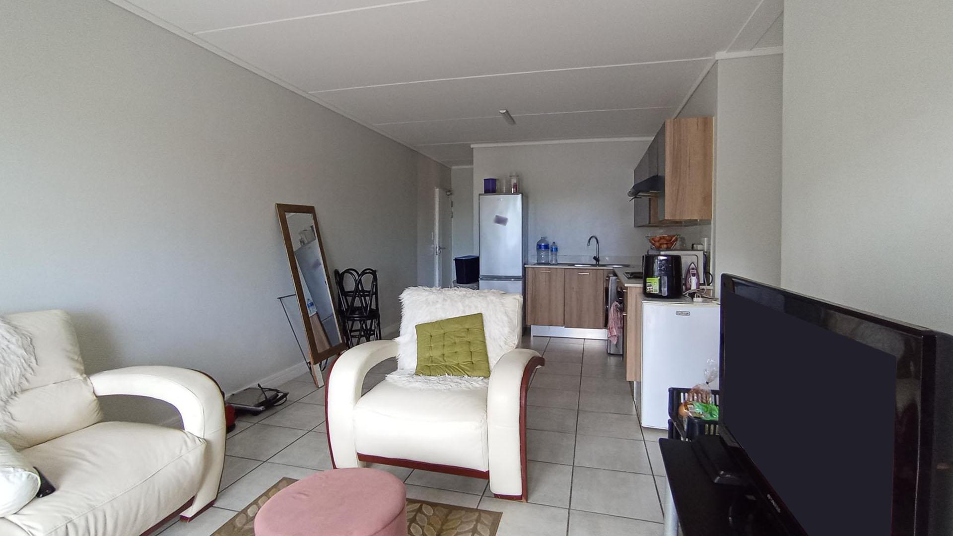 Lounges - 13 square meters of property in Zwartkoppies