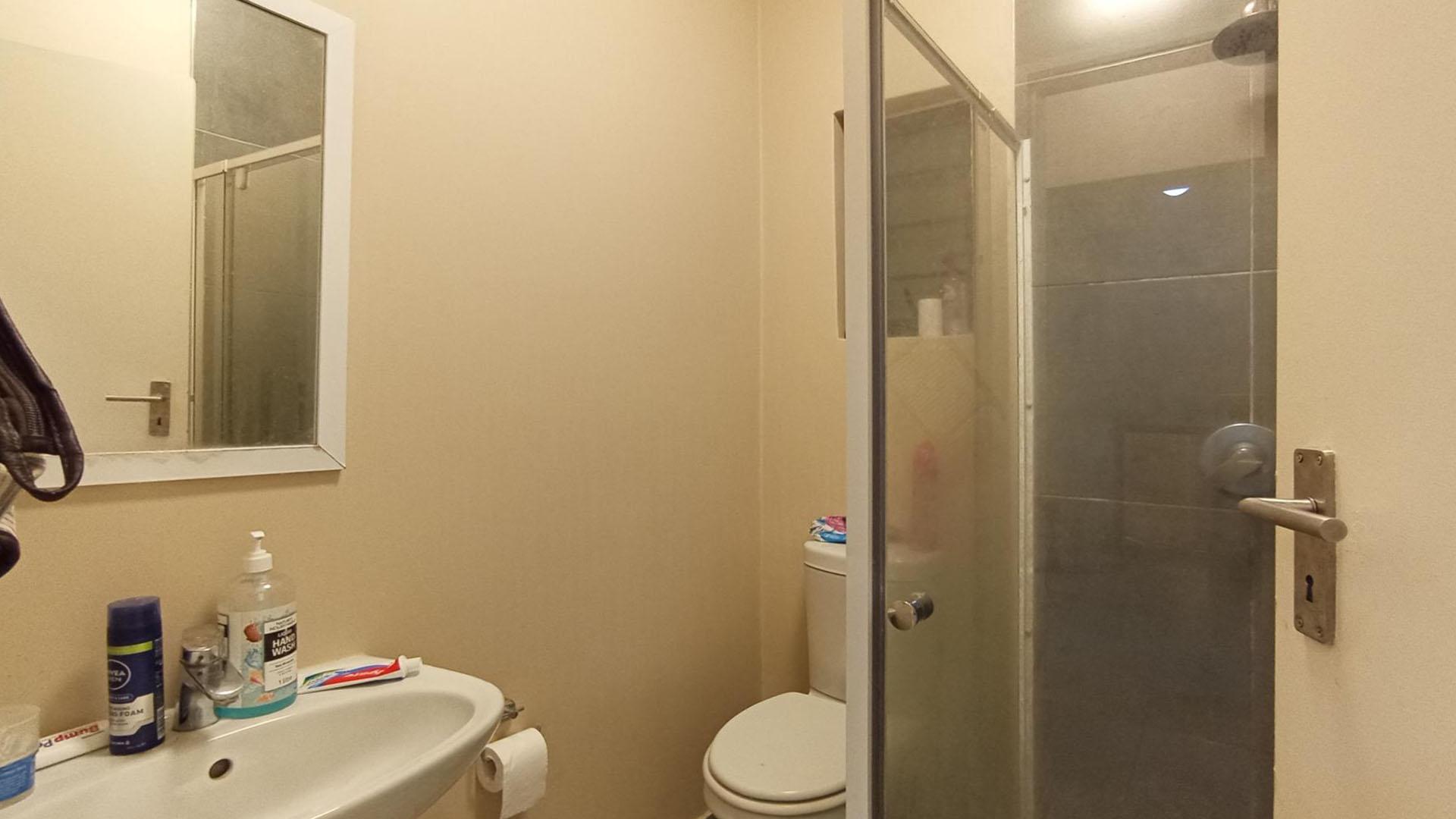 Bathroom 1 - 3 square meters of property in Vorna Valley