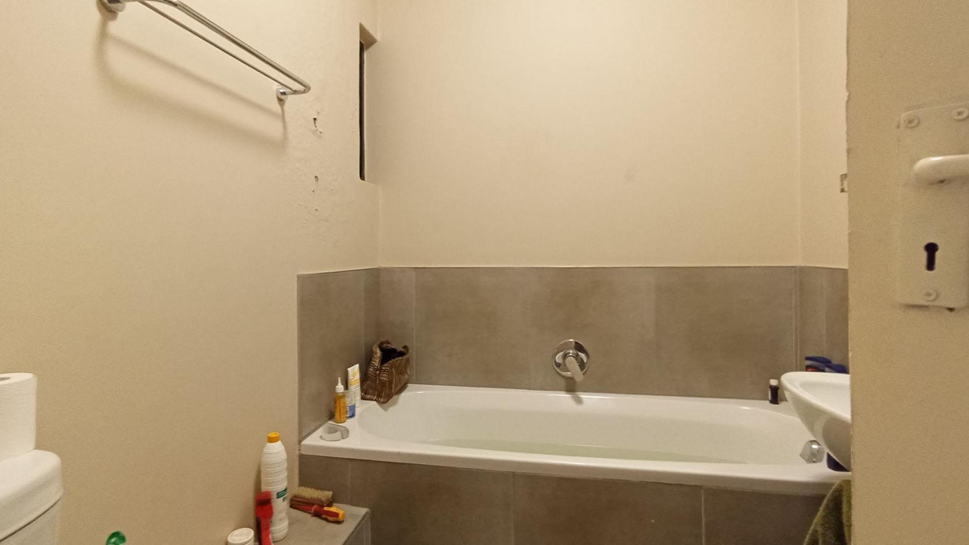 Main Bathroom - 5 square meters of property in Vorna Valley