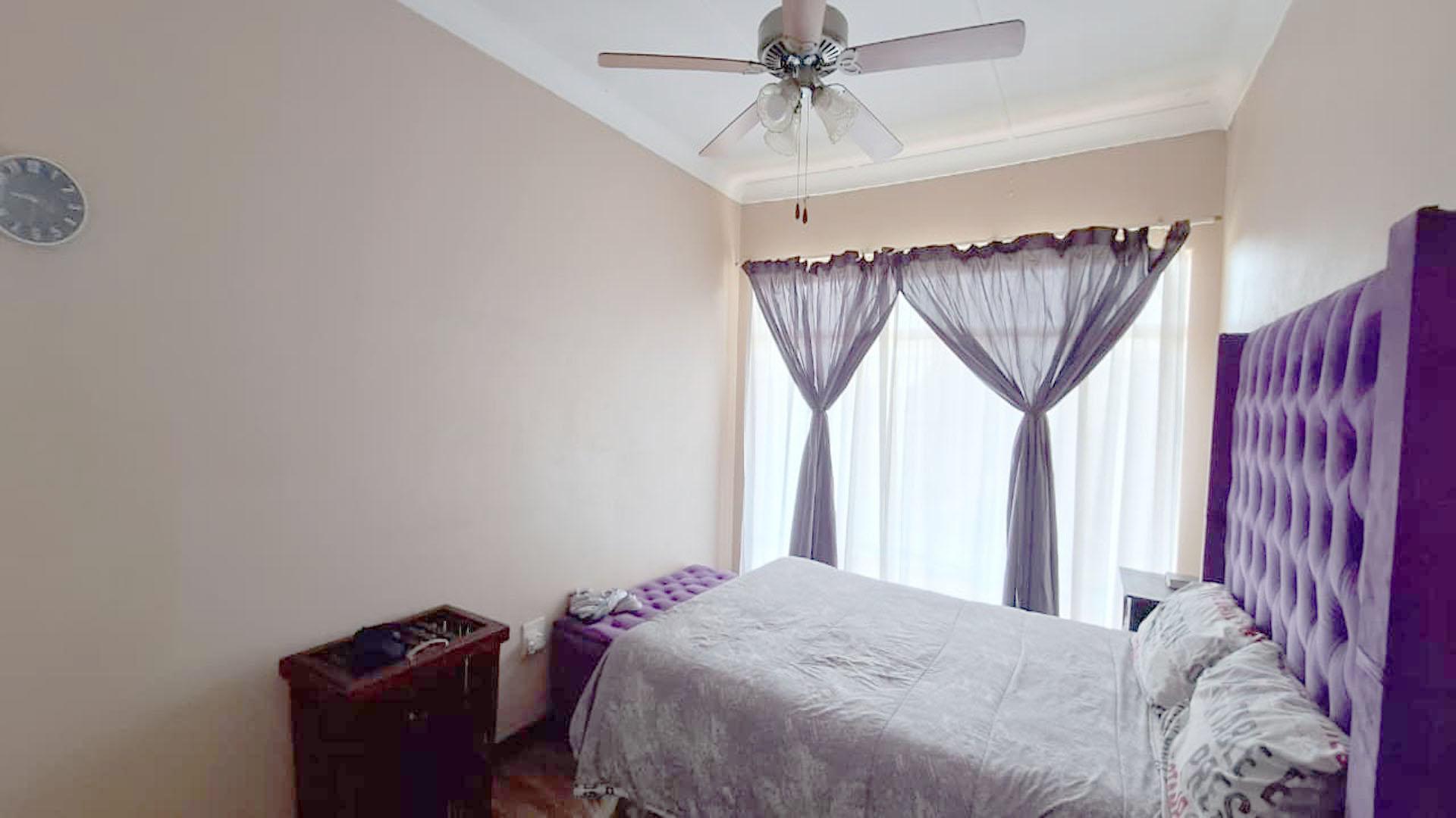 Main Bedroom - 18 square meters of property in Strubenvale