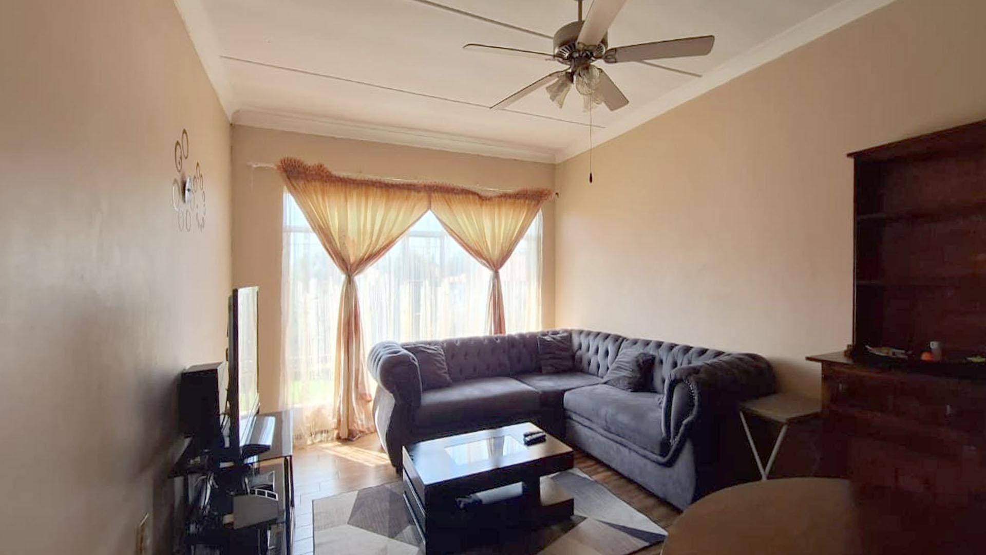 Lounges - 18 square meters of property in Strubenvale