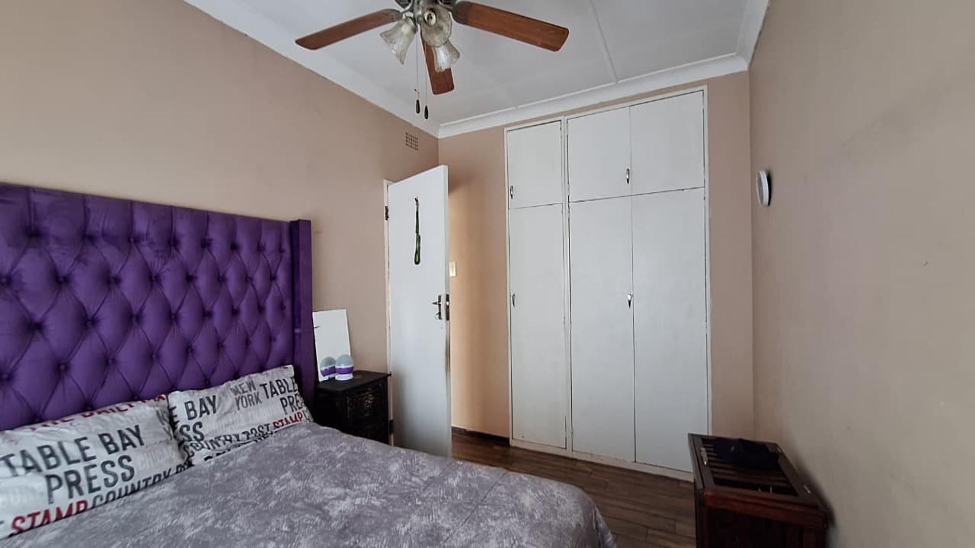 Main Bedroom - 18 square meters of property in Strubenvale