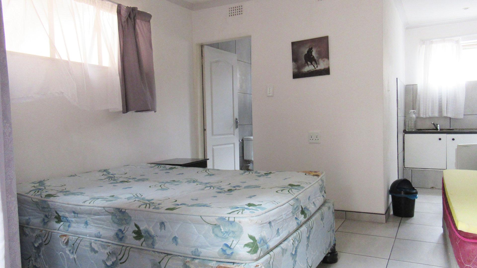 Flatlet - 120 square meters of property in Ferndale - JHB