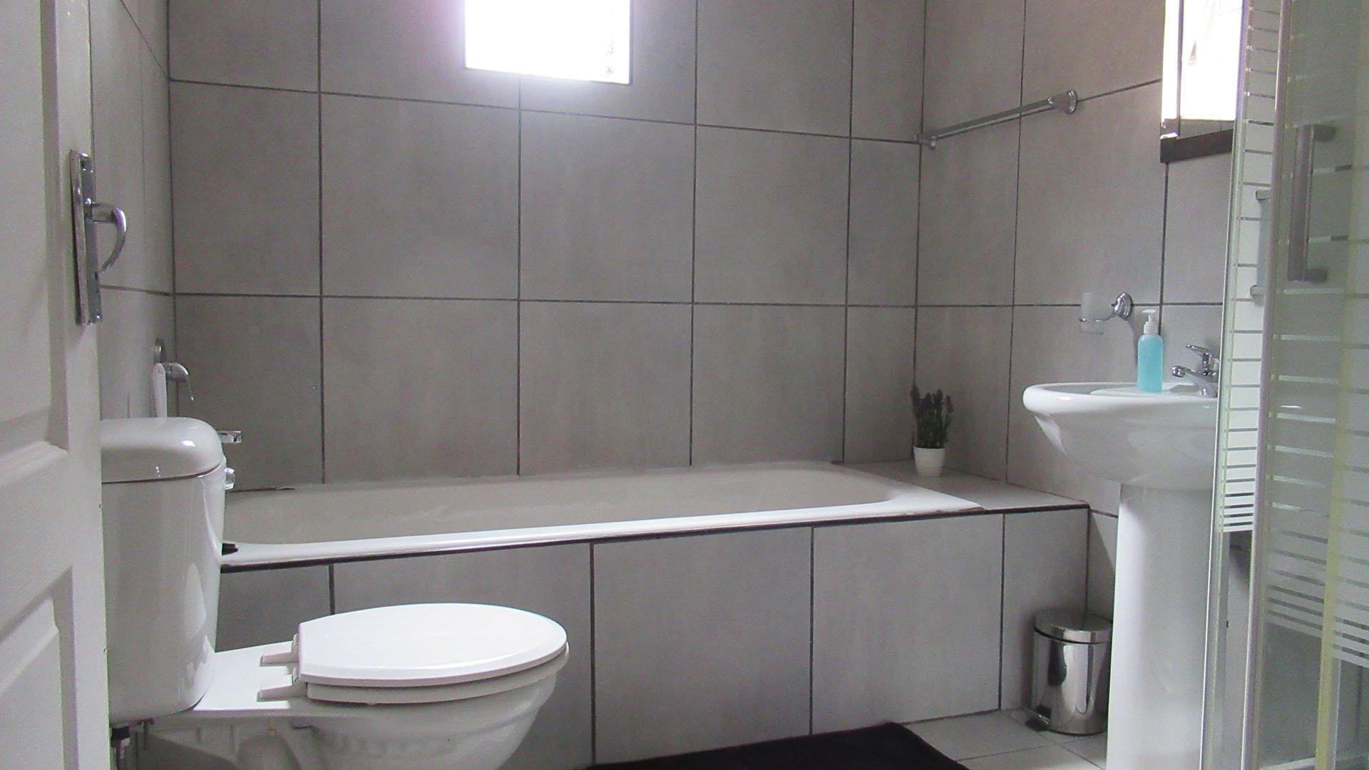 Bathroom 1 - 11 square meters of property in Ferndale - JHB
