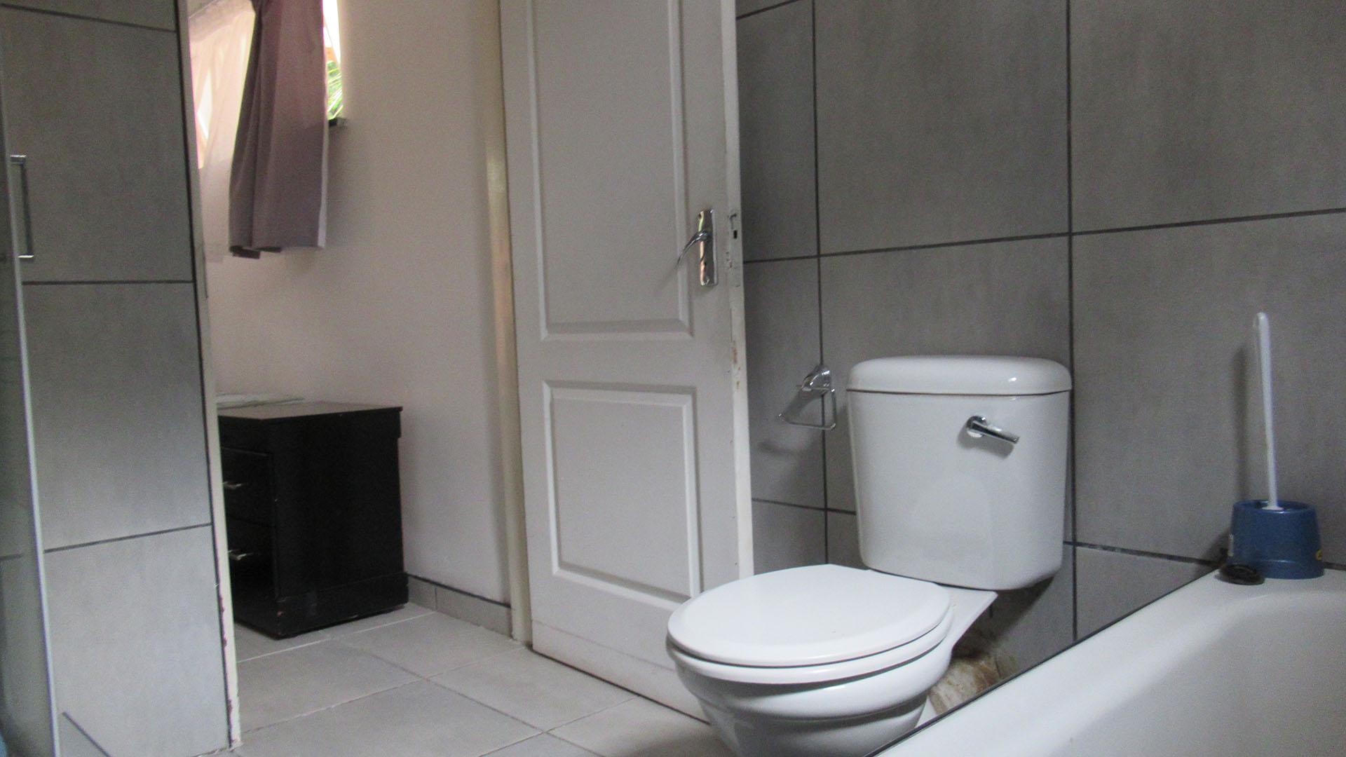 Bathroom 1 - 11 square meters of property in Ferndale - JHB