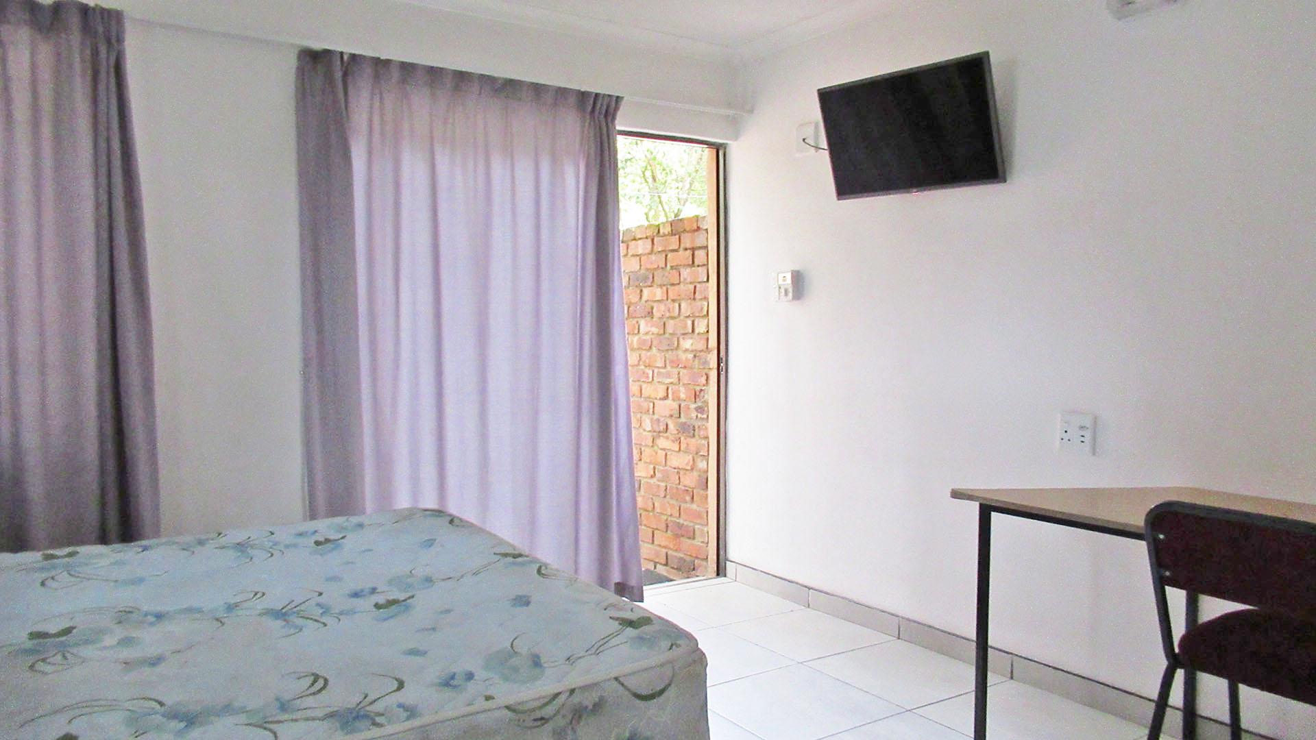 Flatlet - 120 square meters of property in Ferndale - JHB