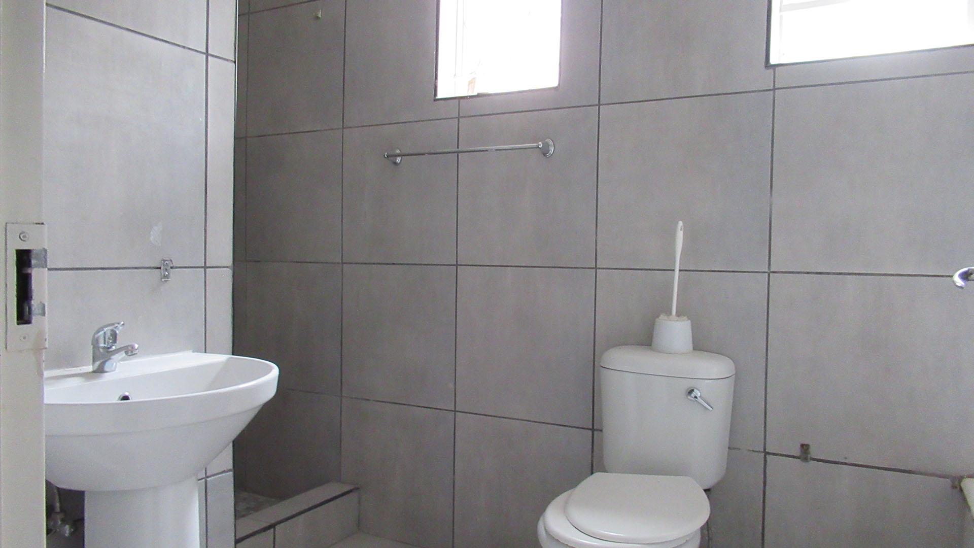 Bathroom 2 - 12 square meters of property in Ferndale - JHB