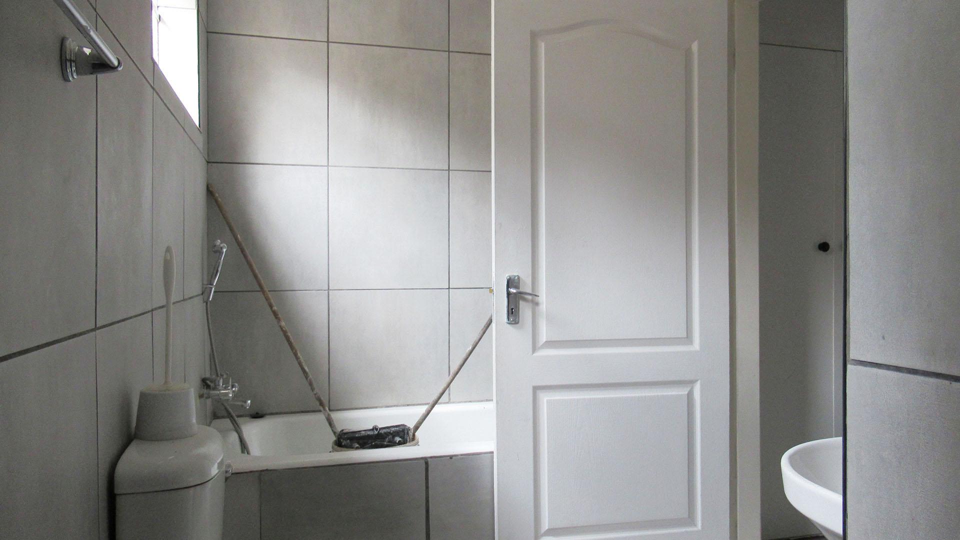 Bathroom 2 - 12 square meters of property in Ferndale - JHB