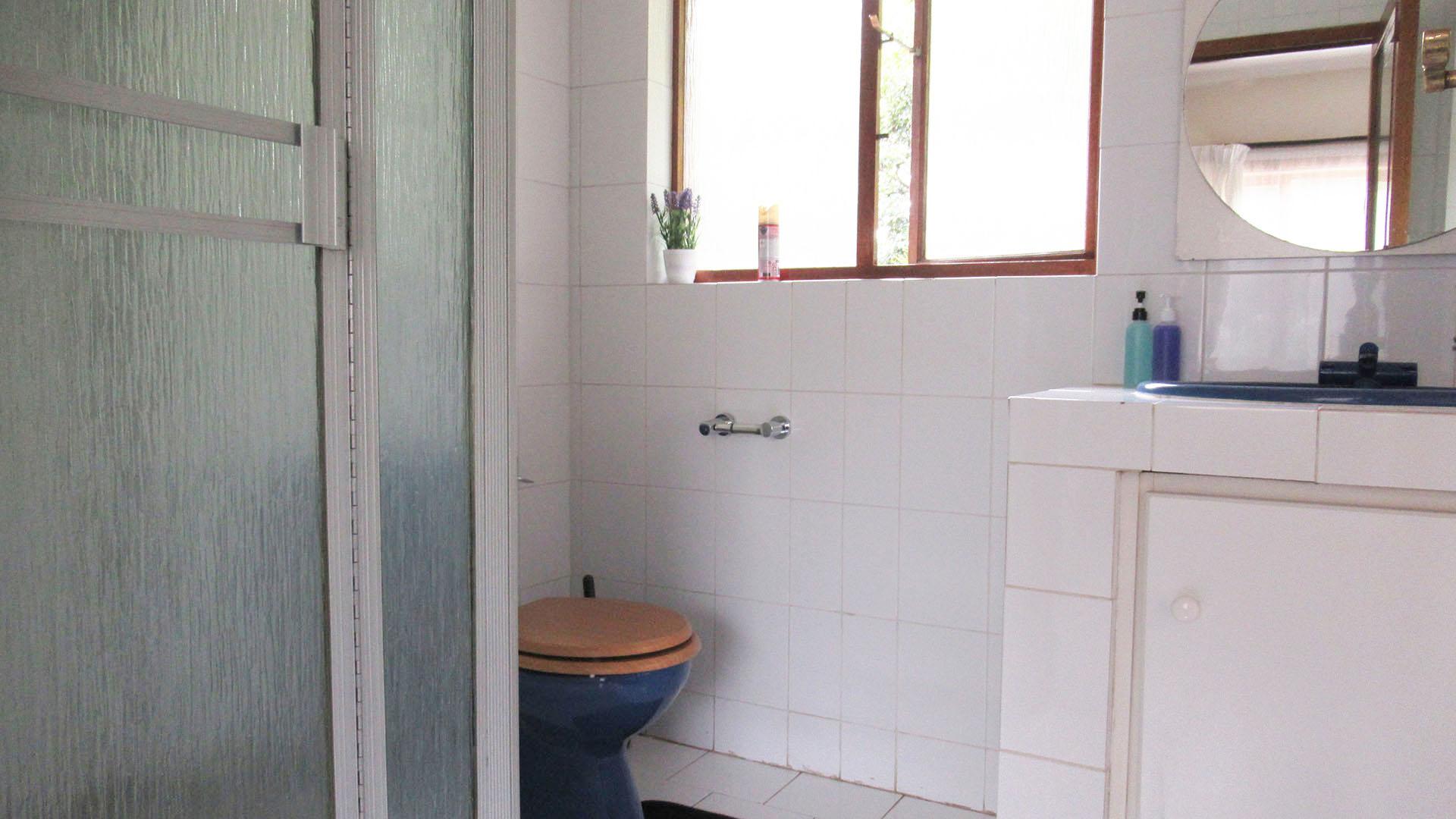 Bathroom 1 - 11 square meters of property in Ferndale - JHB