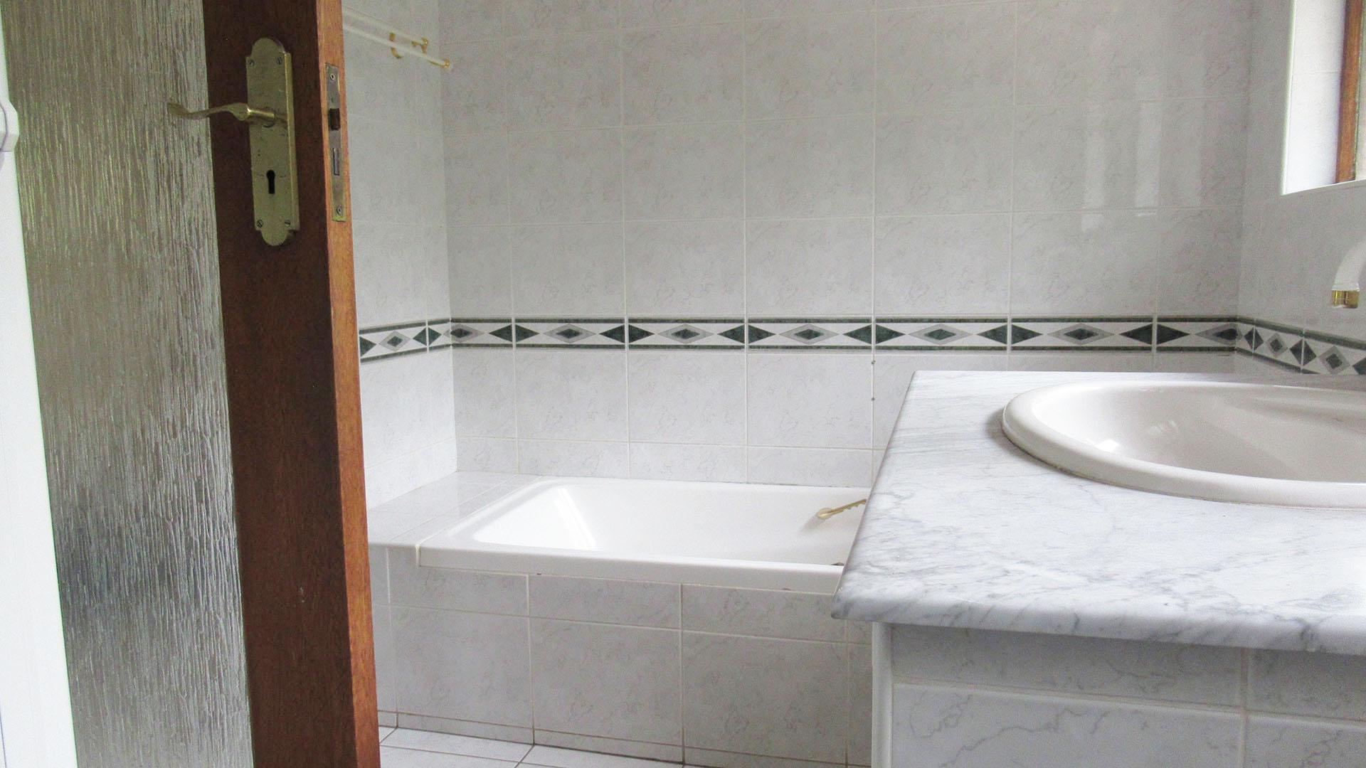 Main Bathroom - 8 square meters of property in Ferndale - JHB