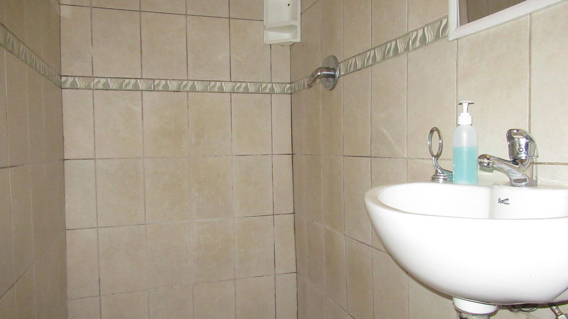 Bathroom 3+ - 5 square meters of property in Ferndale - JHB