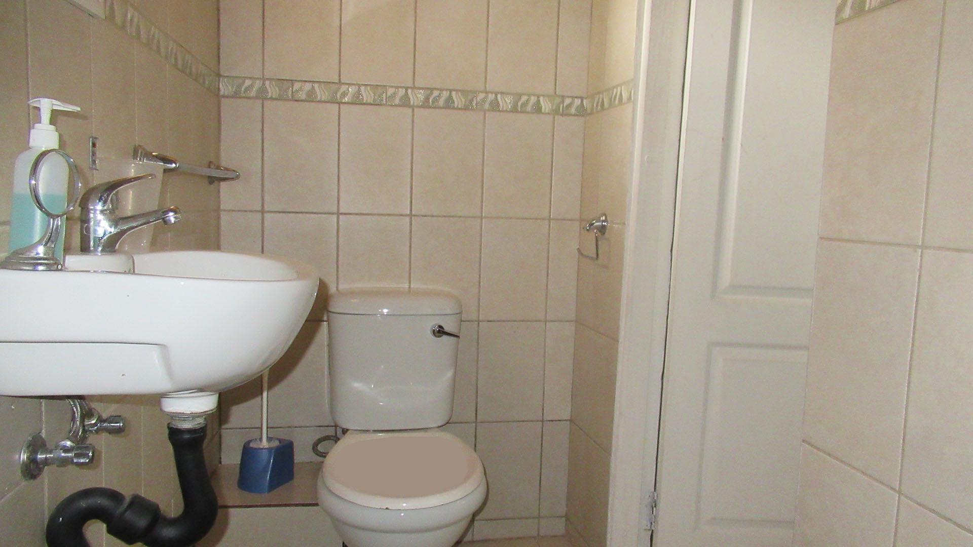 Bathroom 3+ - 5 square meters of property in Ferndale - JHB
